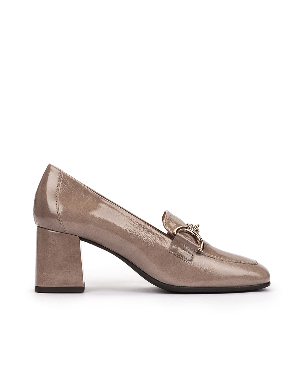 цена Женские лакированные туфли с декором из пряжки Pedro Miralles, светло-серый