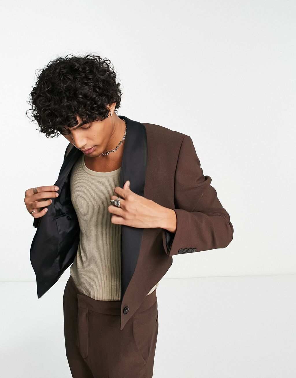 

Коричневый укороченный пиджак с контрастными атласными лацканами ASOS DESIGN