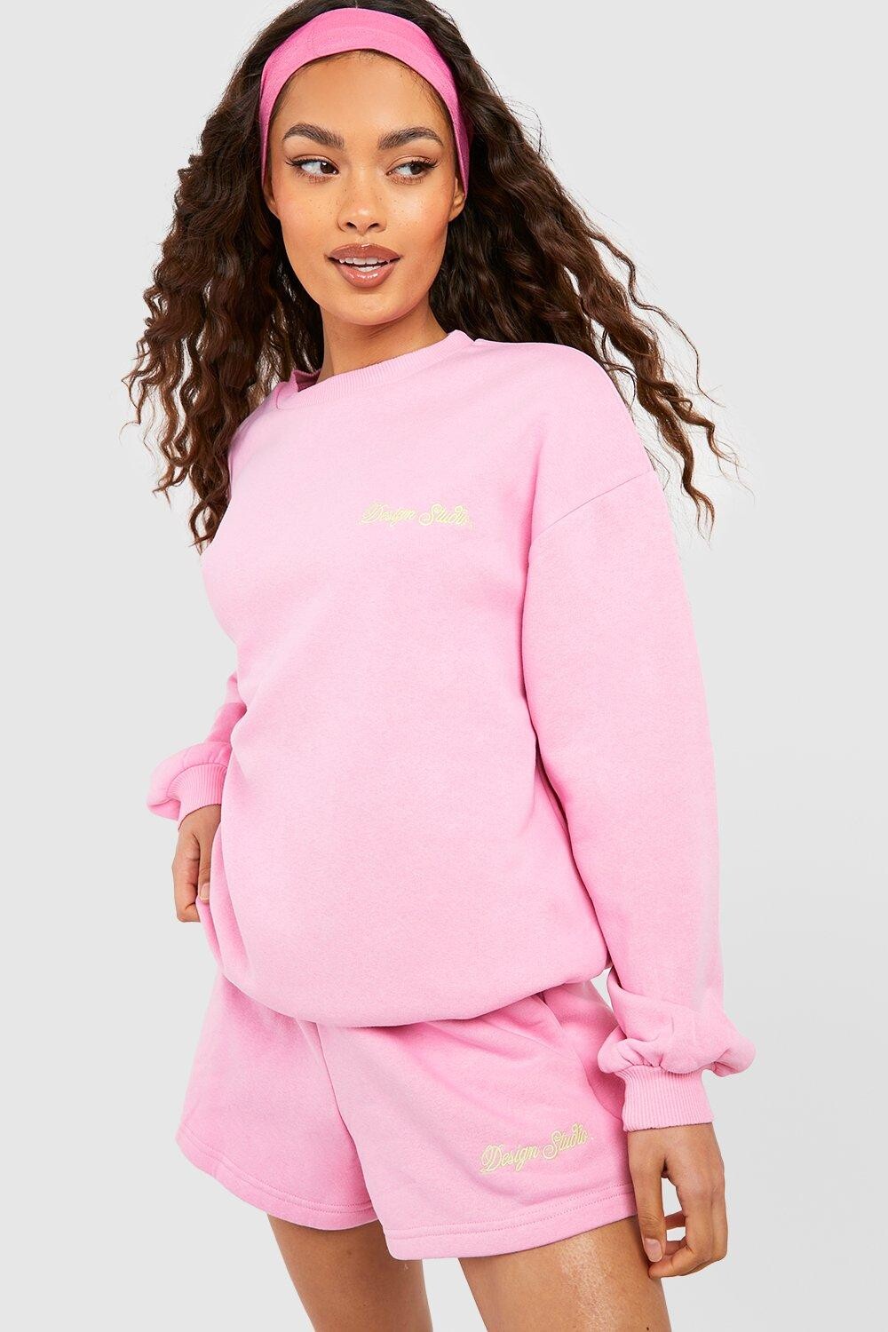 

Короткий спортивный костюм dsgn studio с вышивкой Boohoo, розовый