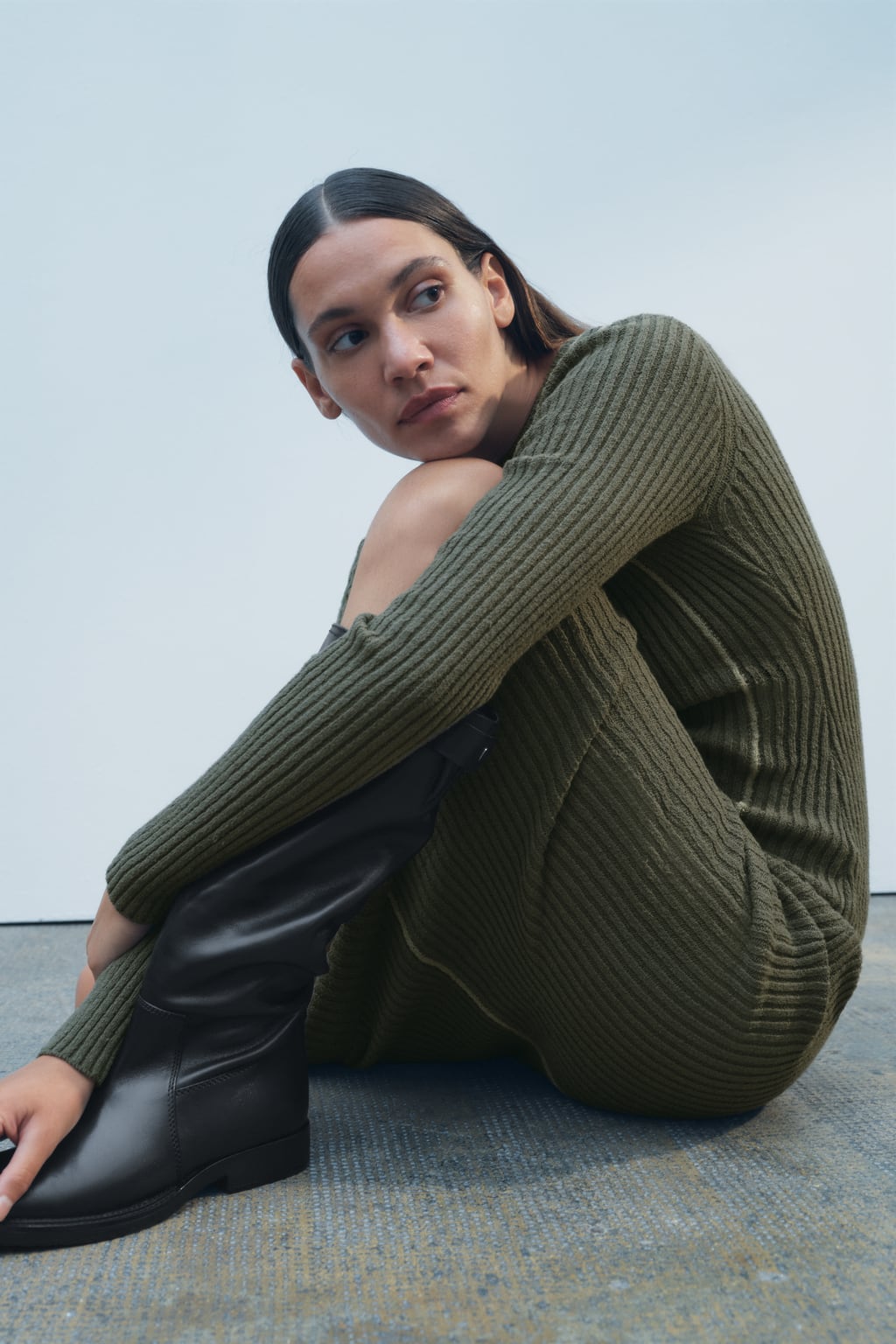 

Трикотажное платье миди с отделкой ZARA, хаки