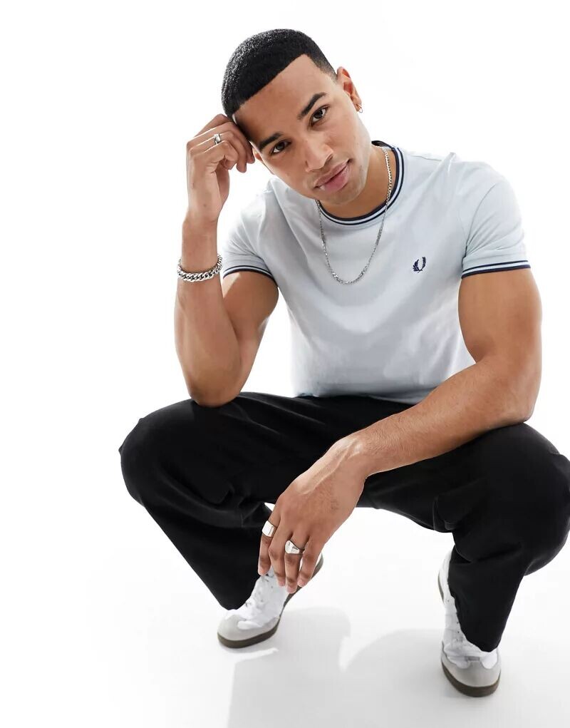 

Голубая футболка с двумя полосками Fred Perry
