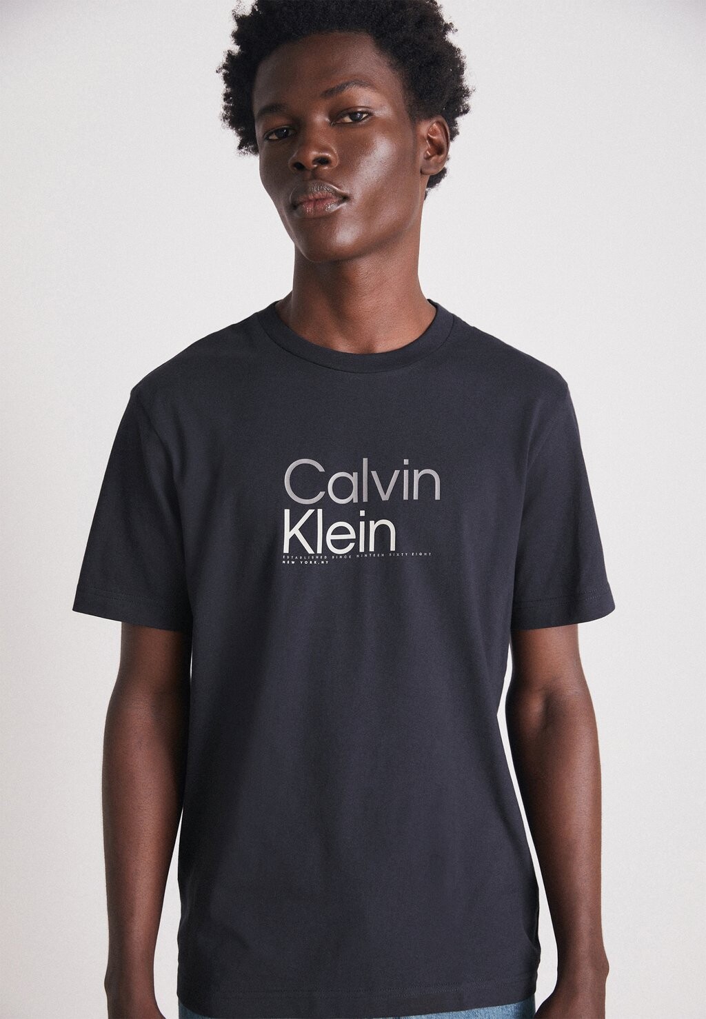 

Футболка с принтом Calvin Klein, темно-синий