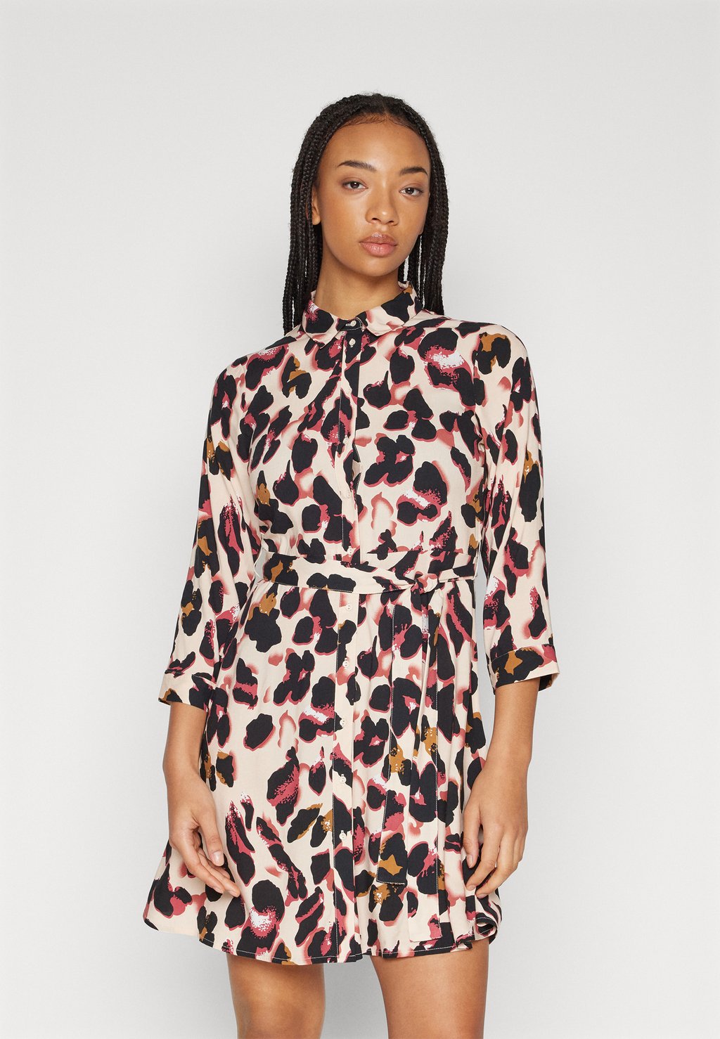 цена Платье-блузка YASSAVANNA 3/4 SHORT SHIRT DRESS, цвет pink/brown