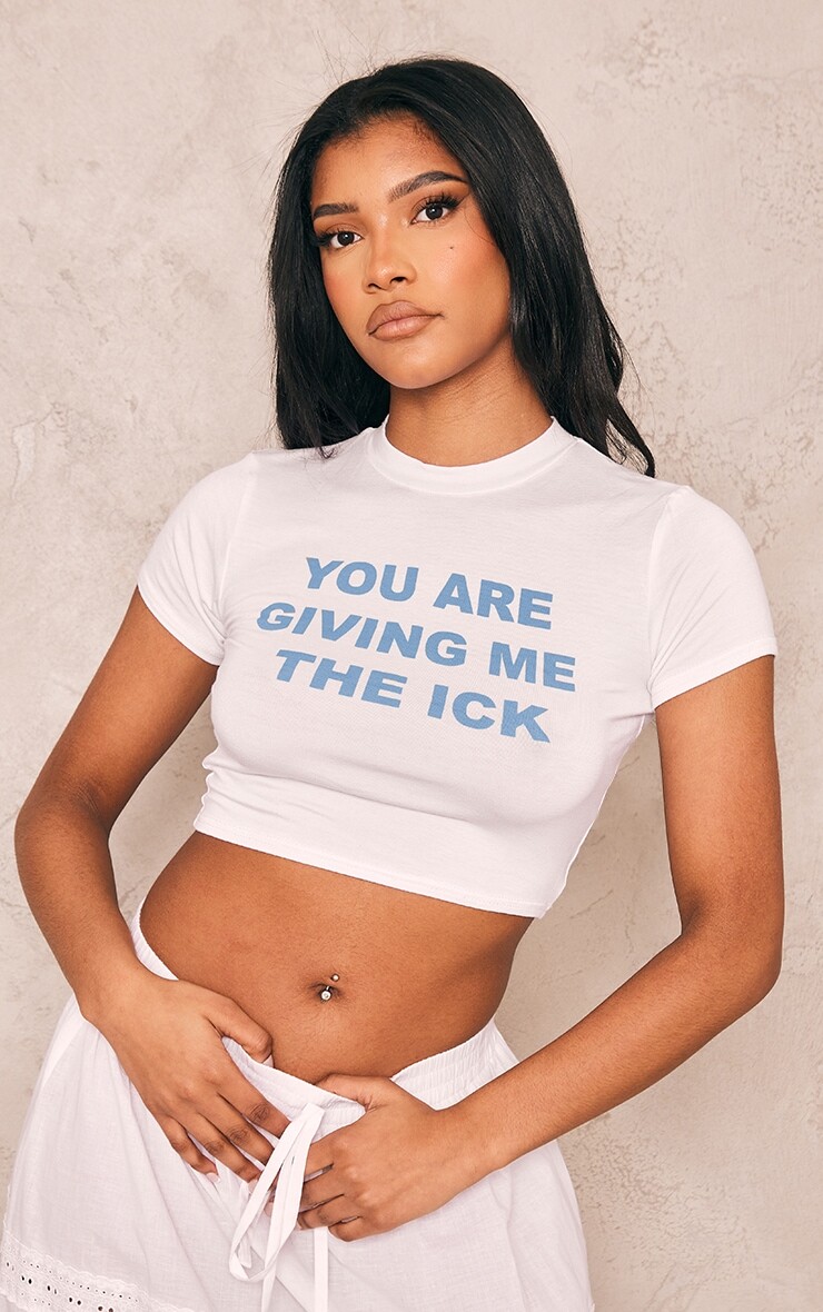 

PrettyLittleThing Белая укороченная футболка с принтом со слоганом