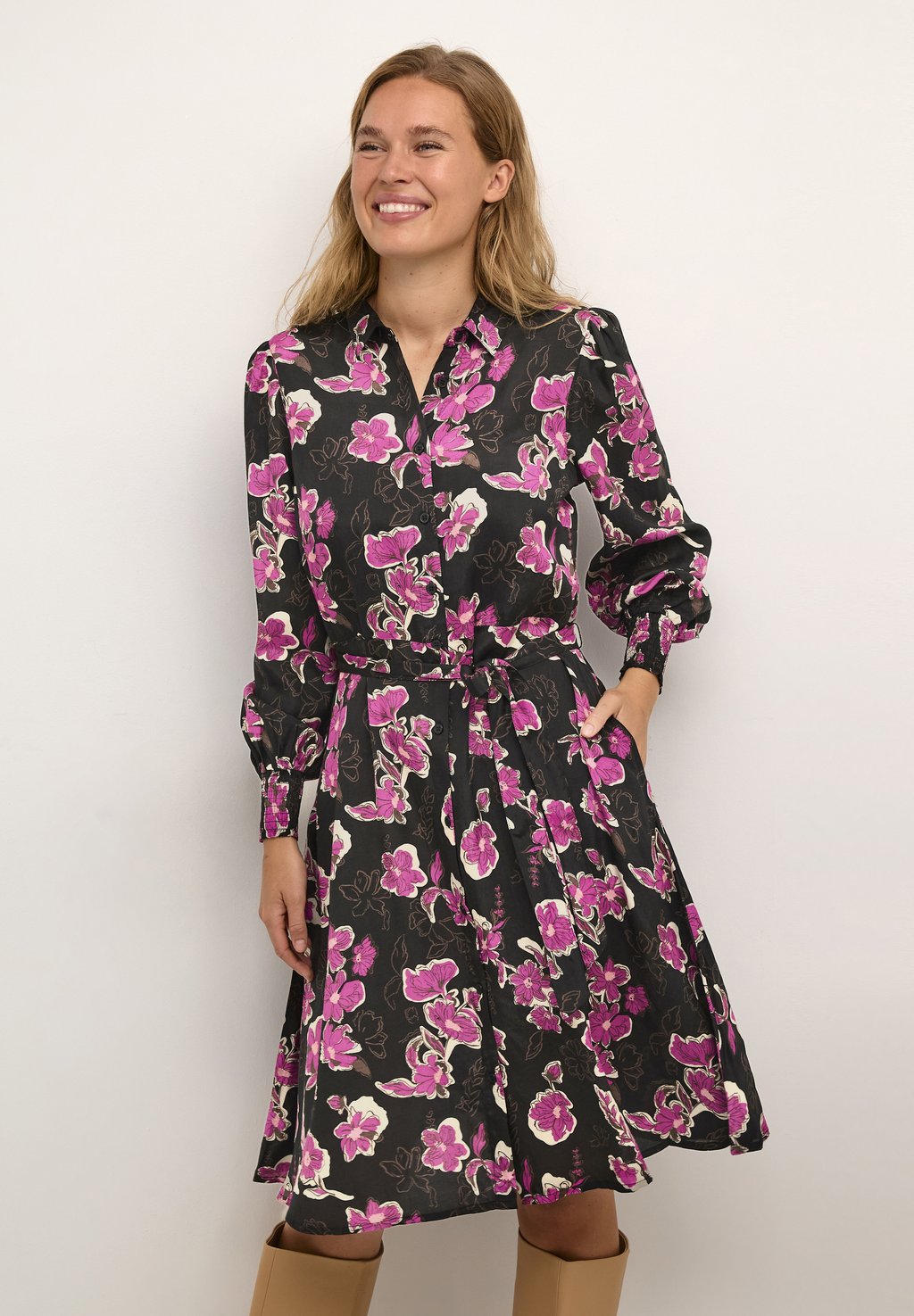 цена Платье-рубашка POLLIE OLLIE Kaffe, цветочный принт цвета фуксии красный