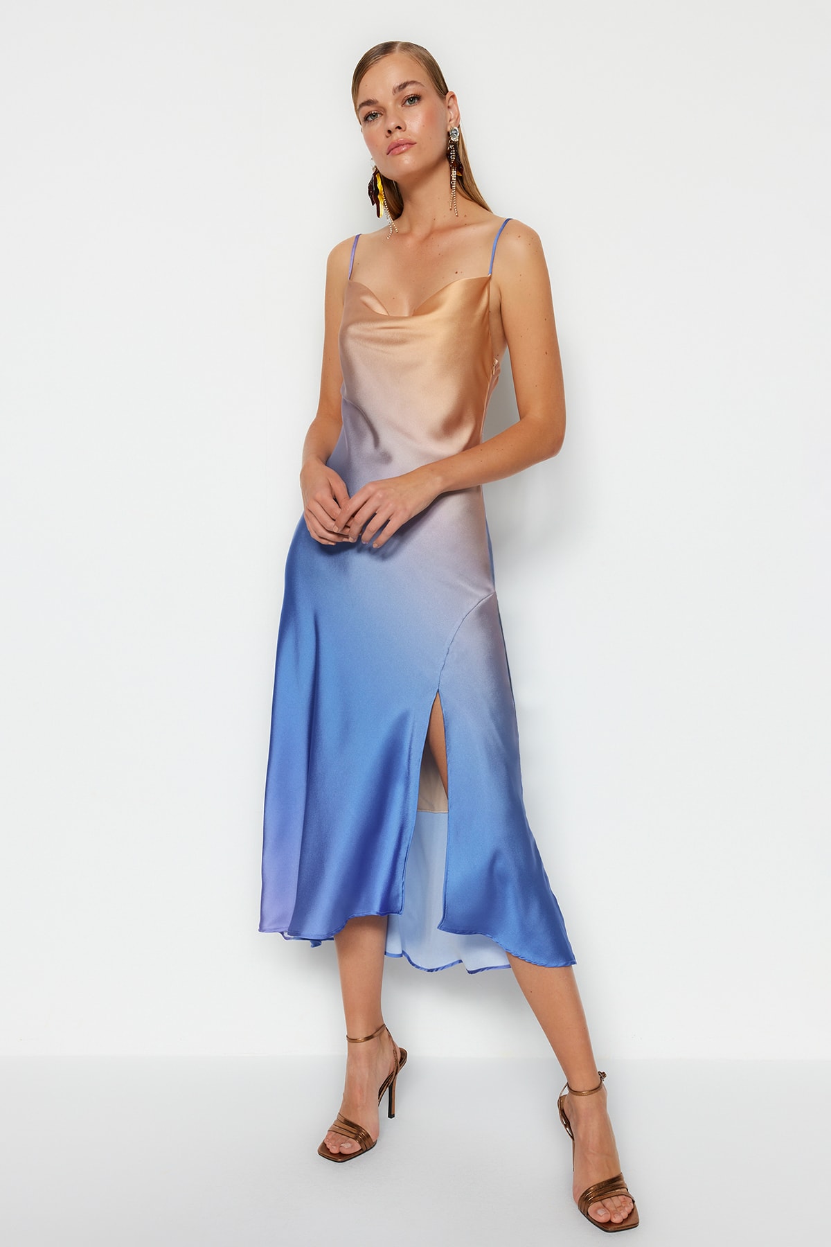 цена Платье Trendyol вечернее с разноцветным градиентным узором, бежевый/голубой