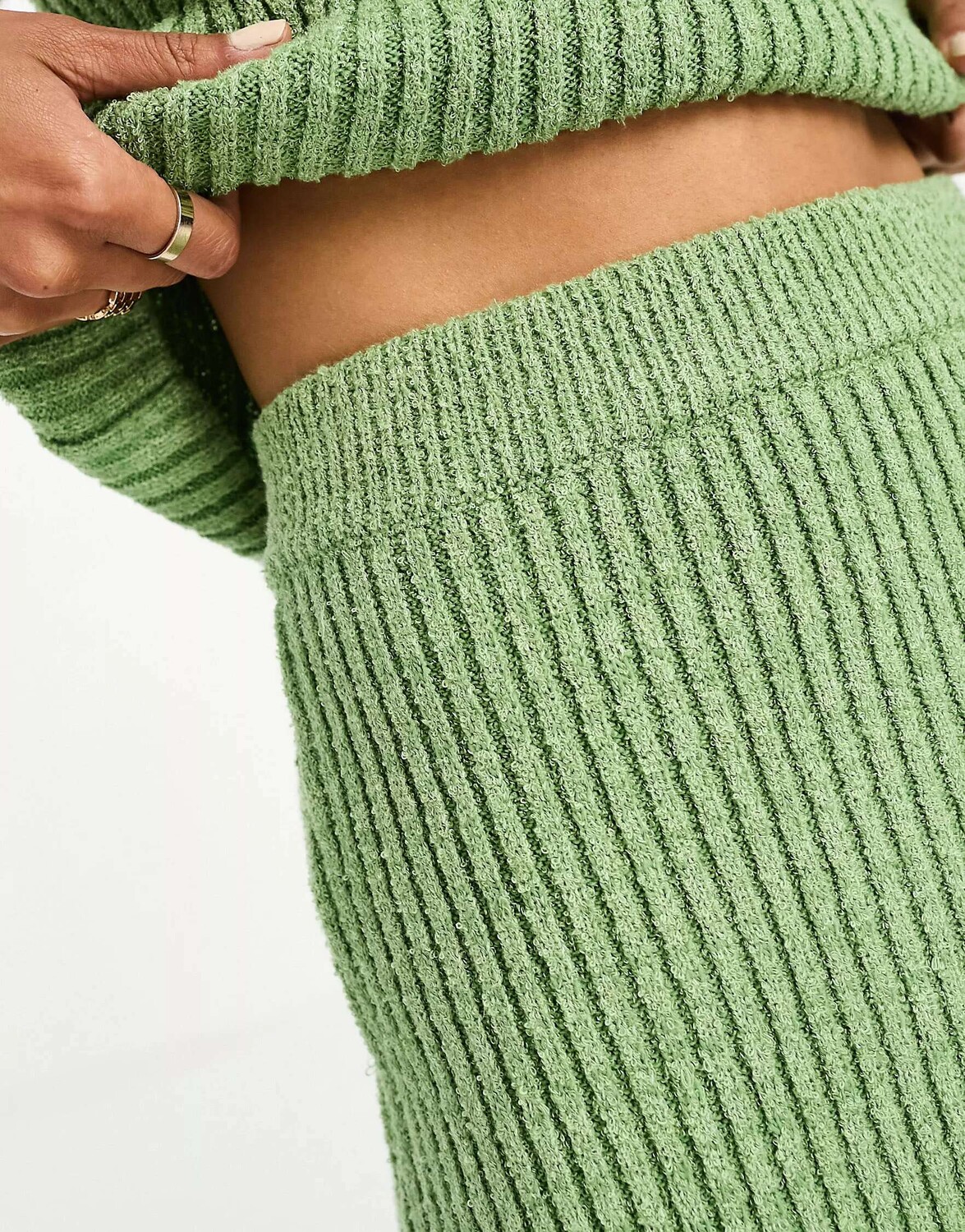 

Вязаная юбка миди из фактурной пряжи цвета хаки ASOS