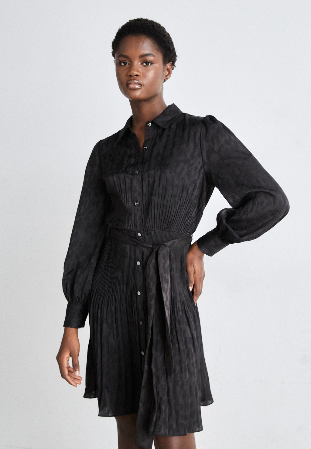 Платье-блузка PLEATED DRESS DKNY, цвет black