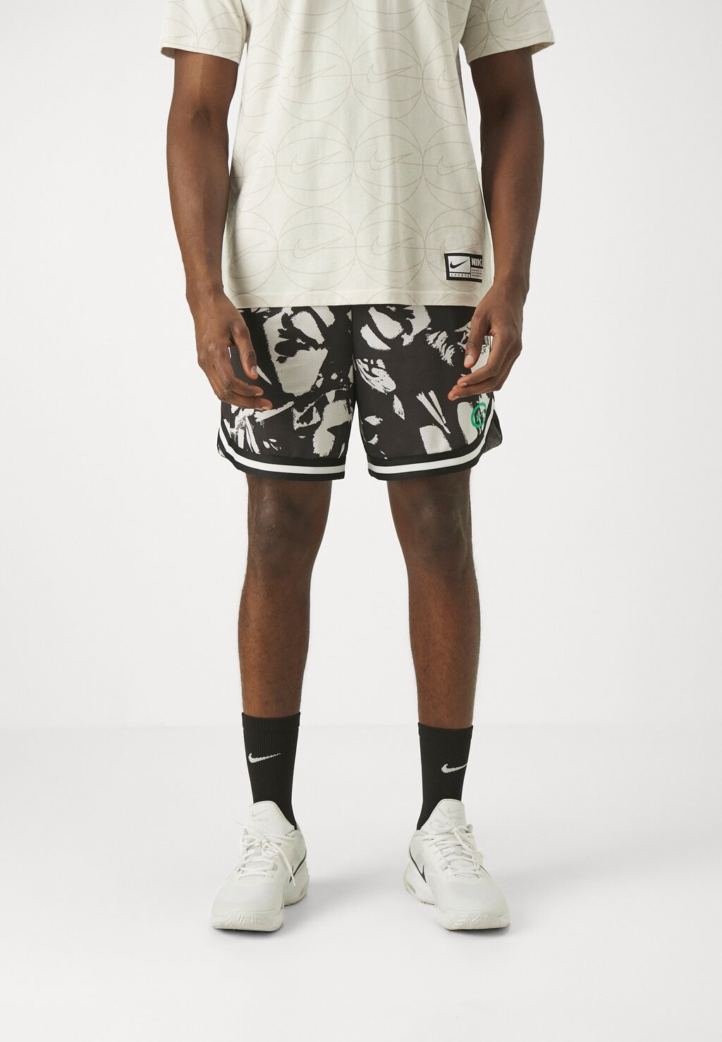 

Спортивные шорты Dna Aop 6In Short Nike, цвет black/white/stadium green