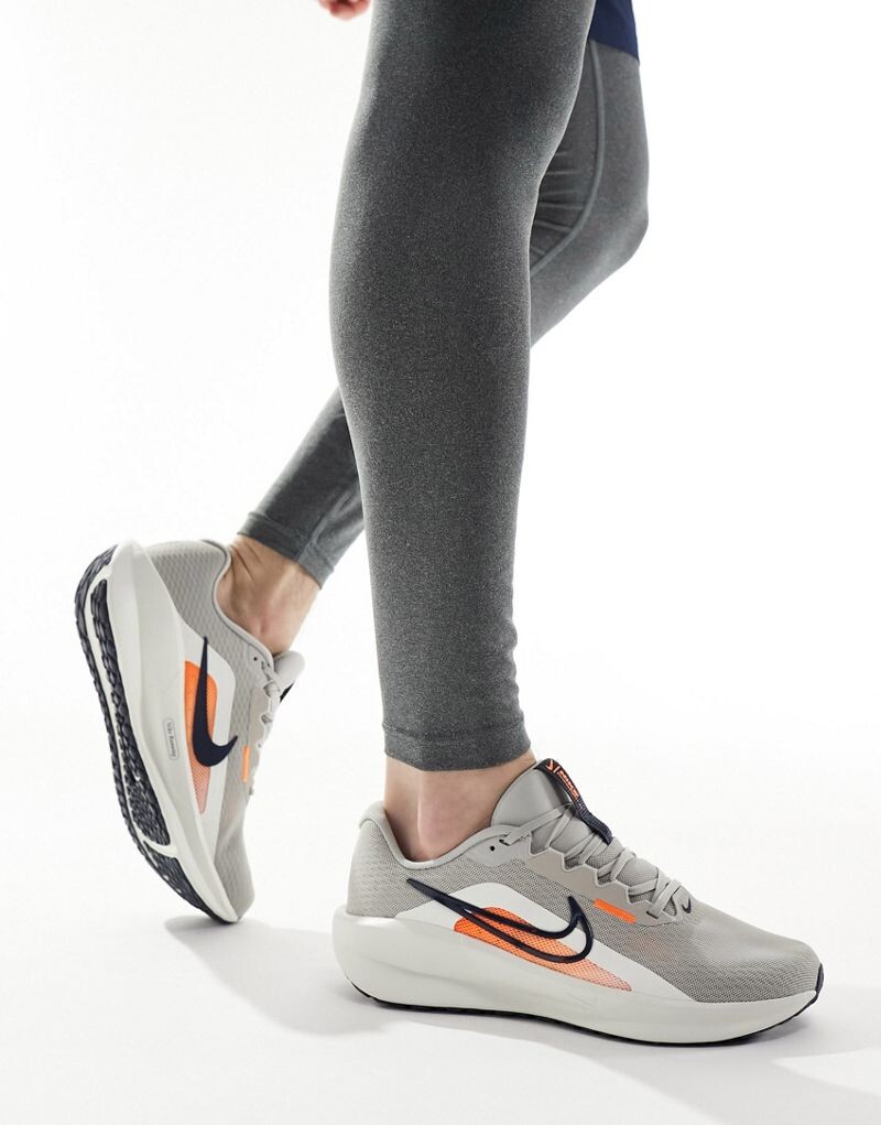 

Серые и оранжевые кроссовки Nike Downshifter 13