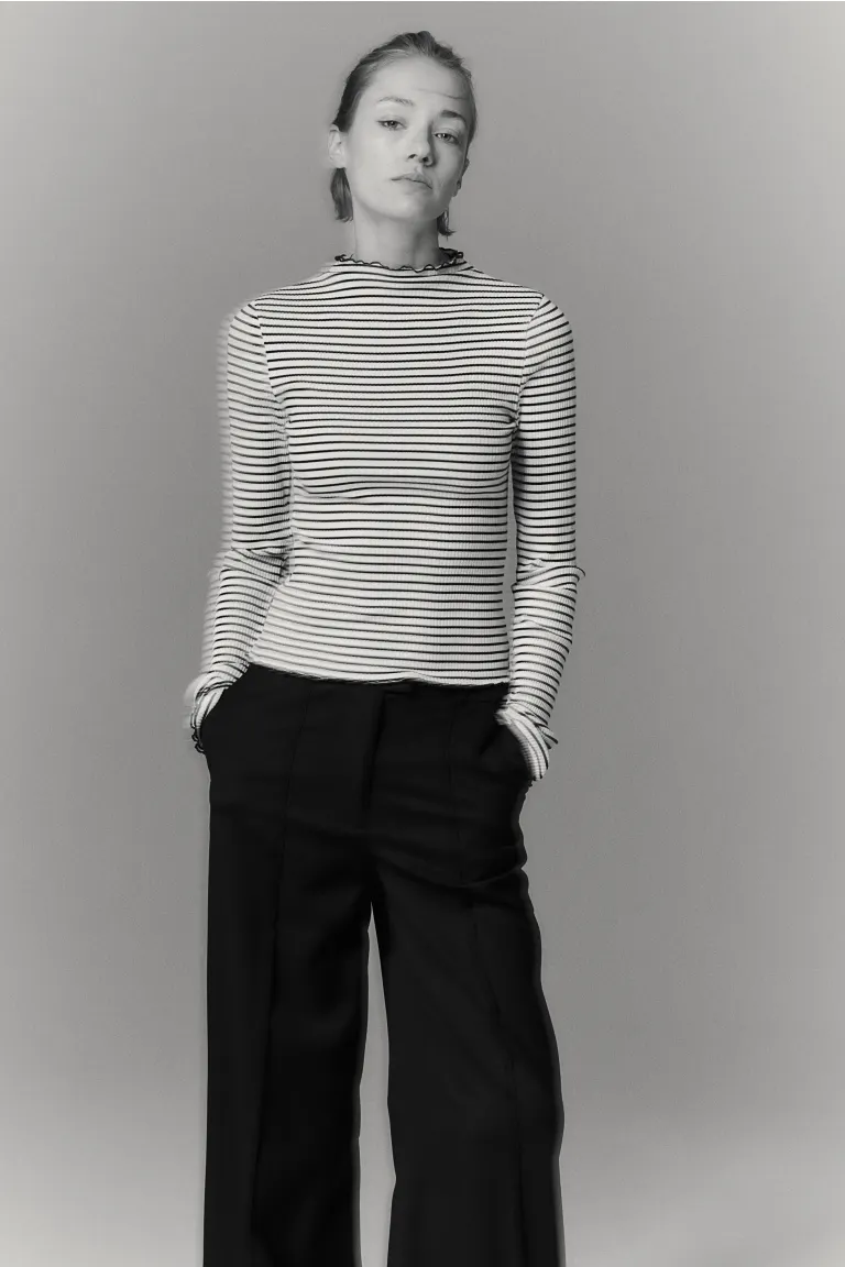 

Блузка со сборками и оверлогенными швами H&M, черный