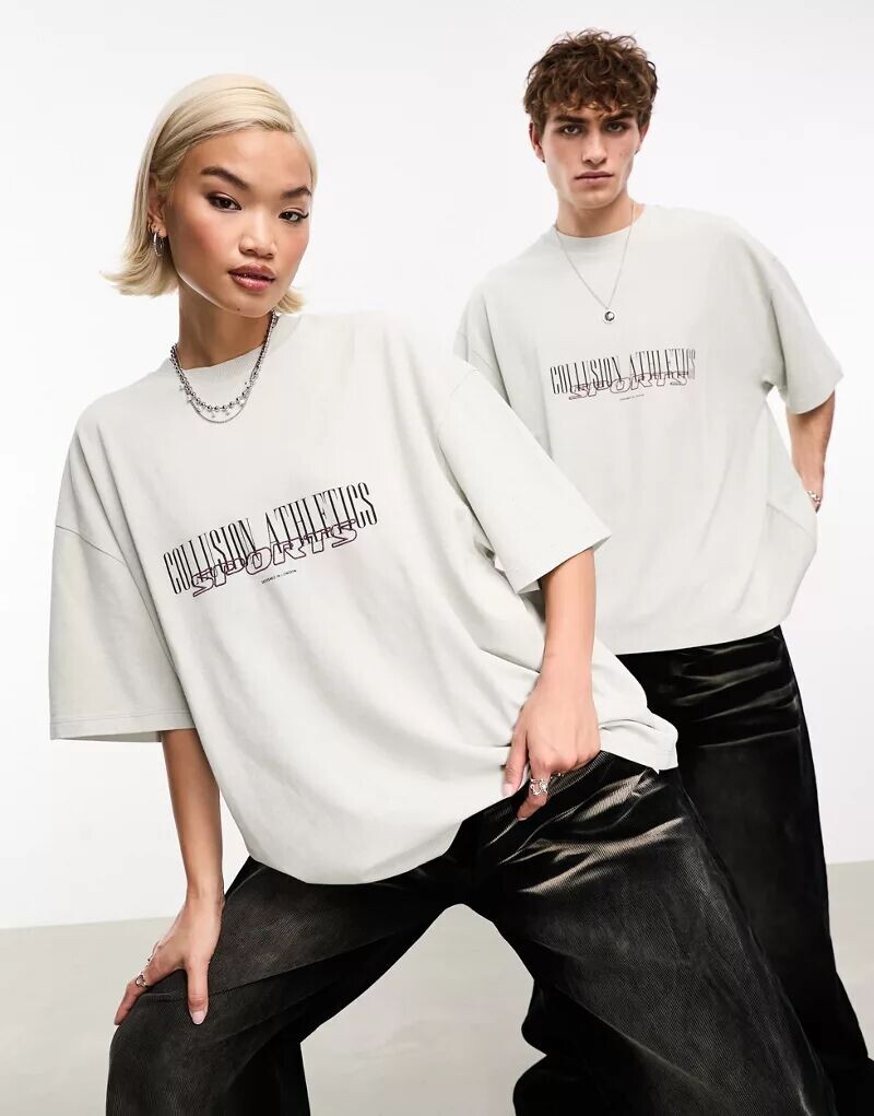 

Белая футболка унисекс COLLUSION Unisex Athletics с логотипом колледжа