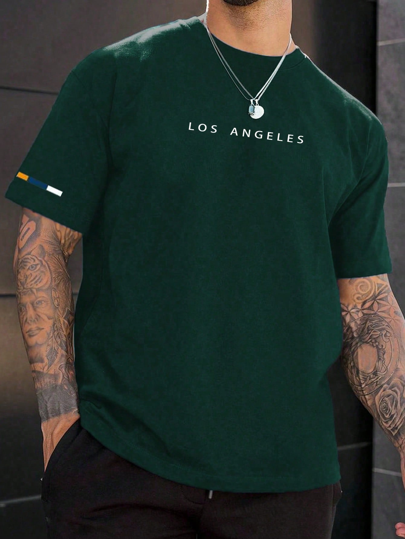 цена Мужская футболка больших размеров Manfinity Homme с круглым вырезом и короткими рукавами с буквенным принтом, зеленый