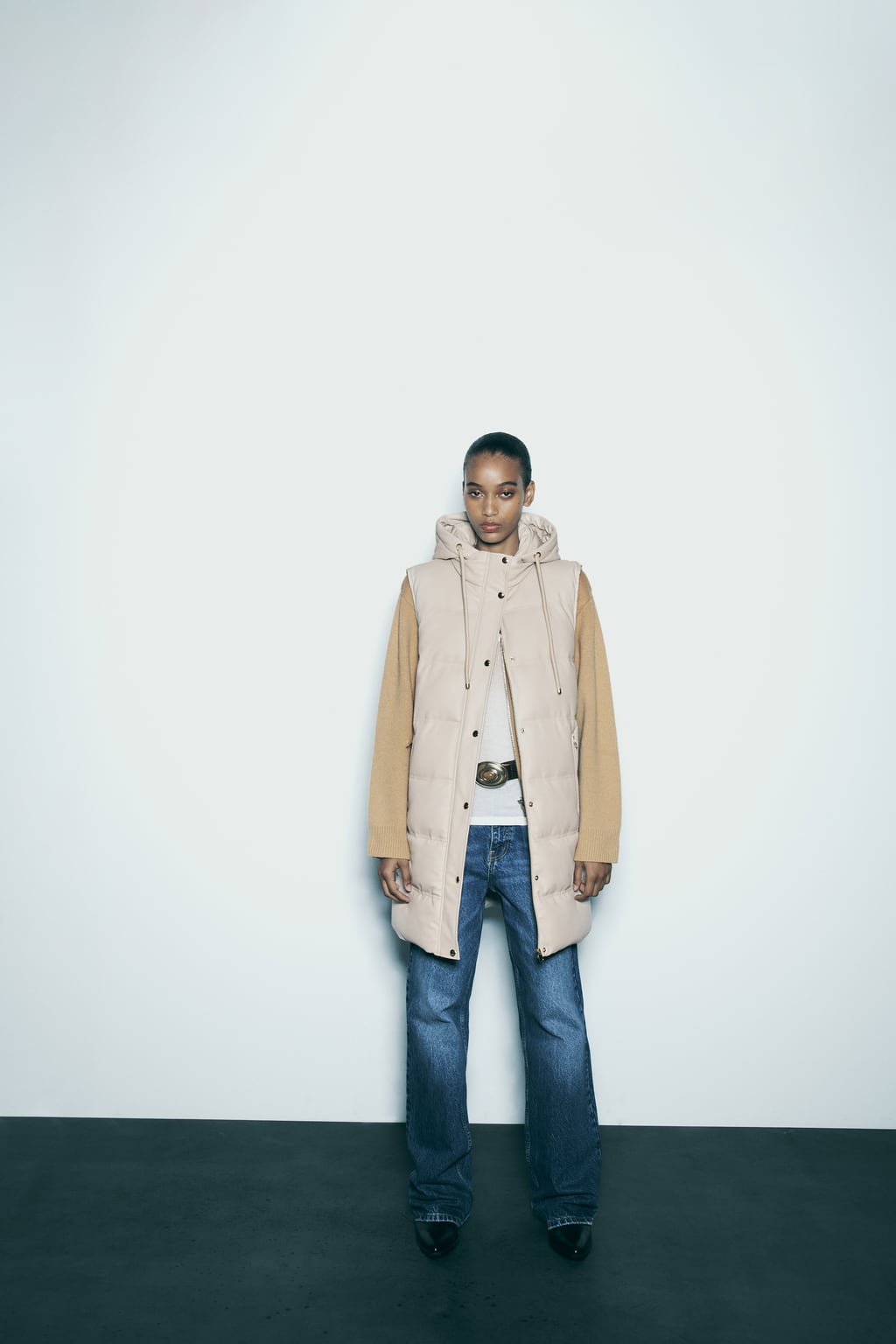 

Длинный пуховик с эффектом кожи ZARA, экру
