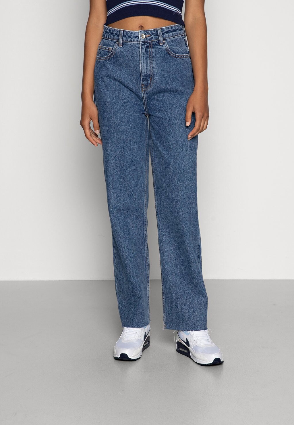 

Джинсы Tapered Fit ONLY