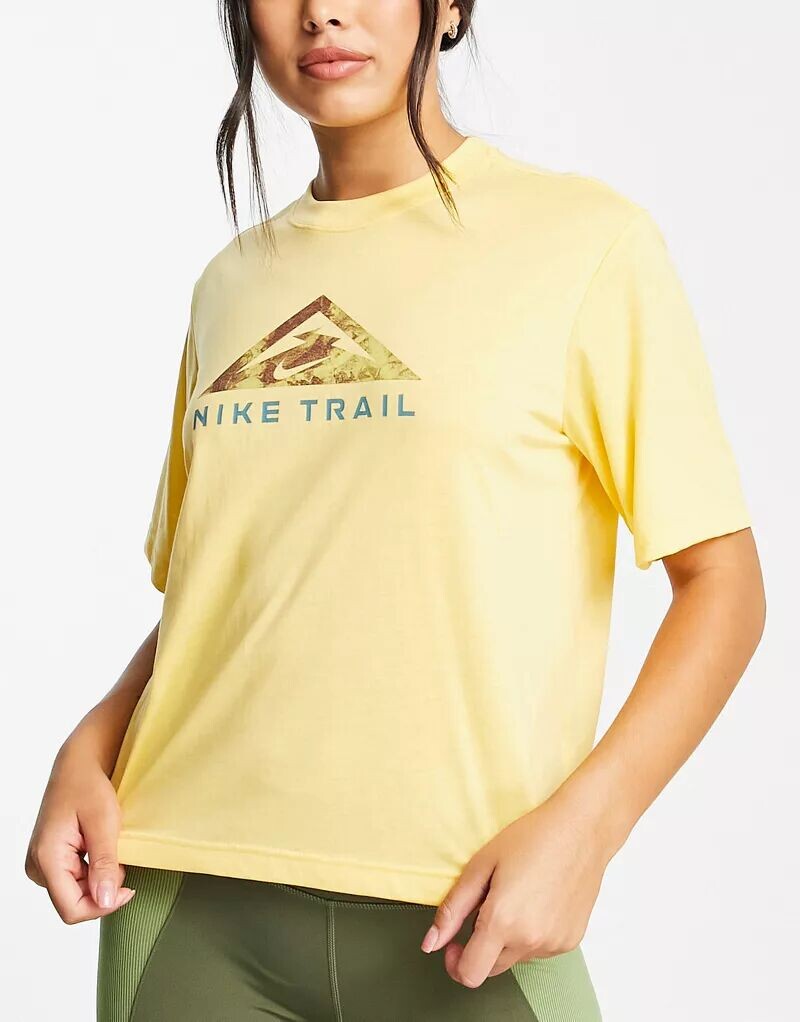 

Желтая футболка с логотипом Nike Trail