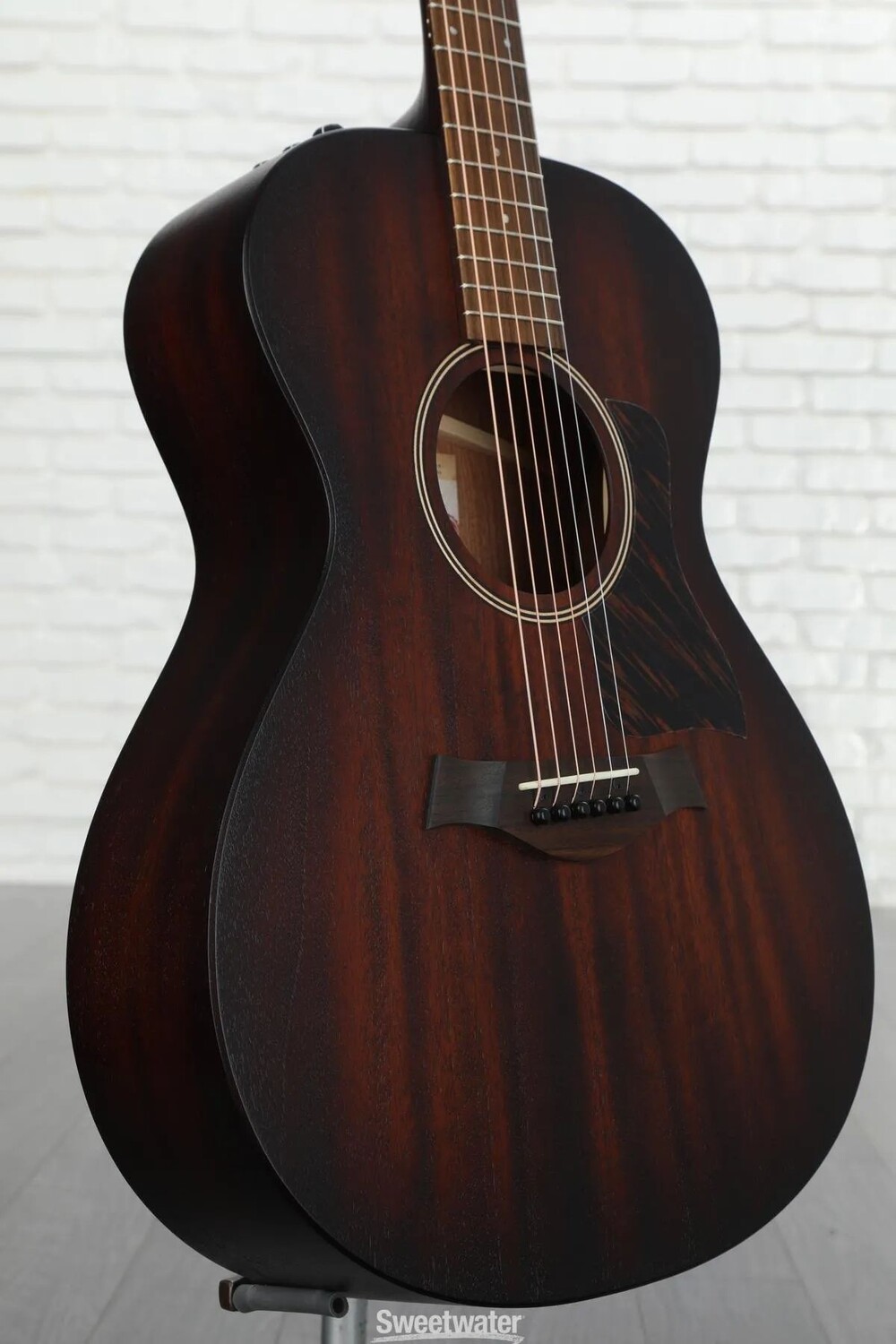 

Акустико-электрическая гитара New Taylor American Dream AD22e Shaded Edgeburst