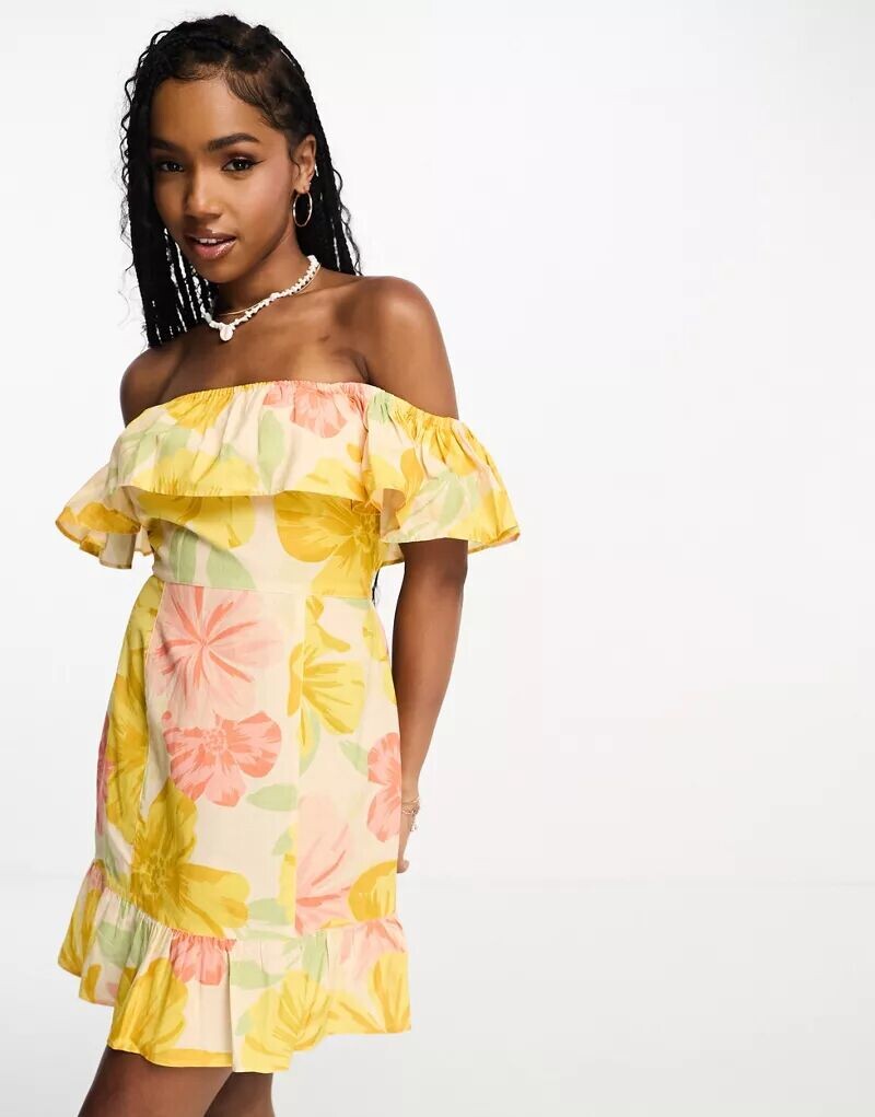 

Мини-платье Miss Selfridge с оборками, вырезом кармен и крупным цветочным принтом