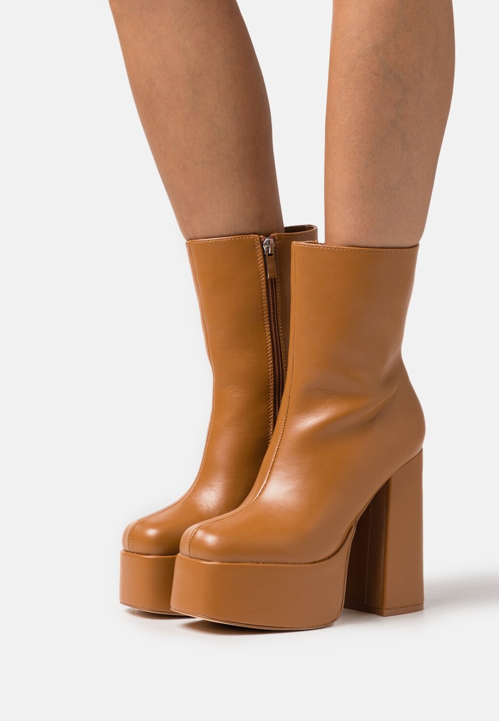

Ботильоны на каблуке Koi Footwear