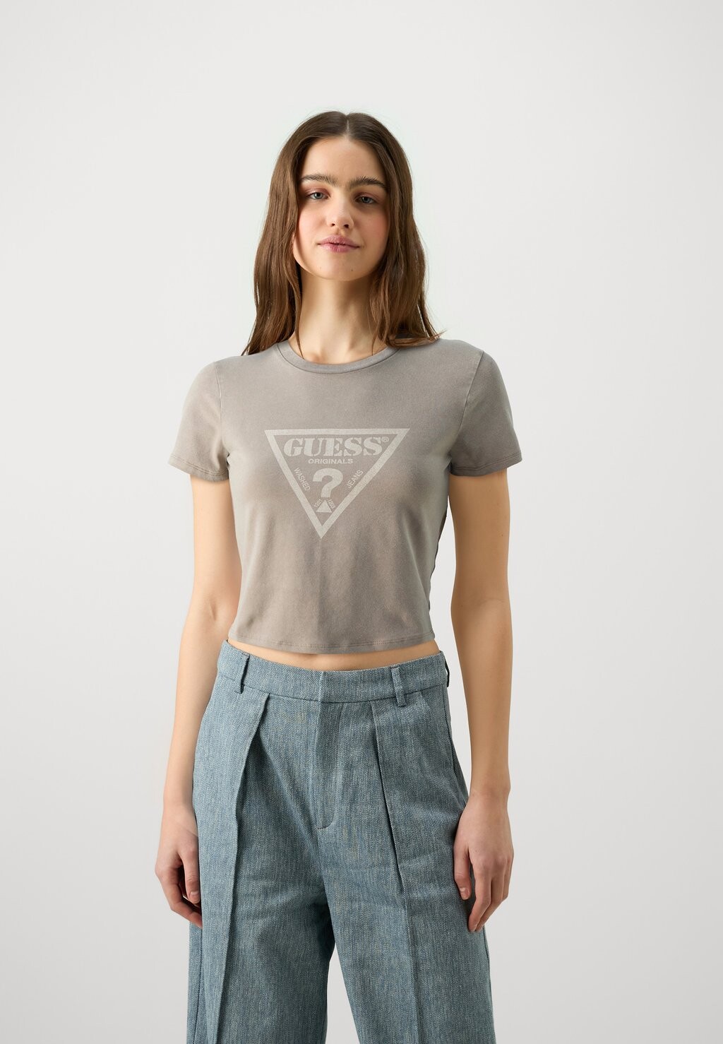 

Футболки с принтом GO VINTAGE BABY TEE Guess Originals, цвет Desert Stone