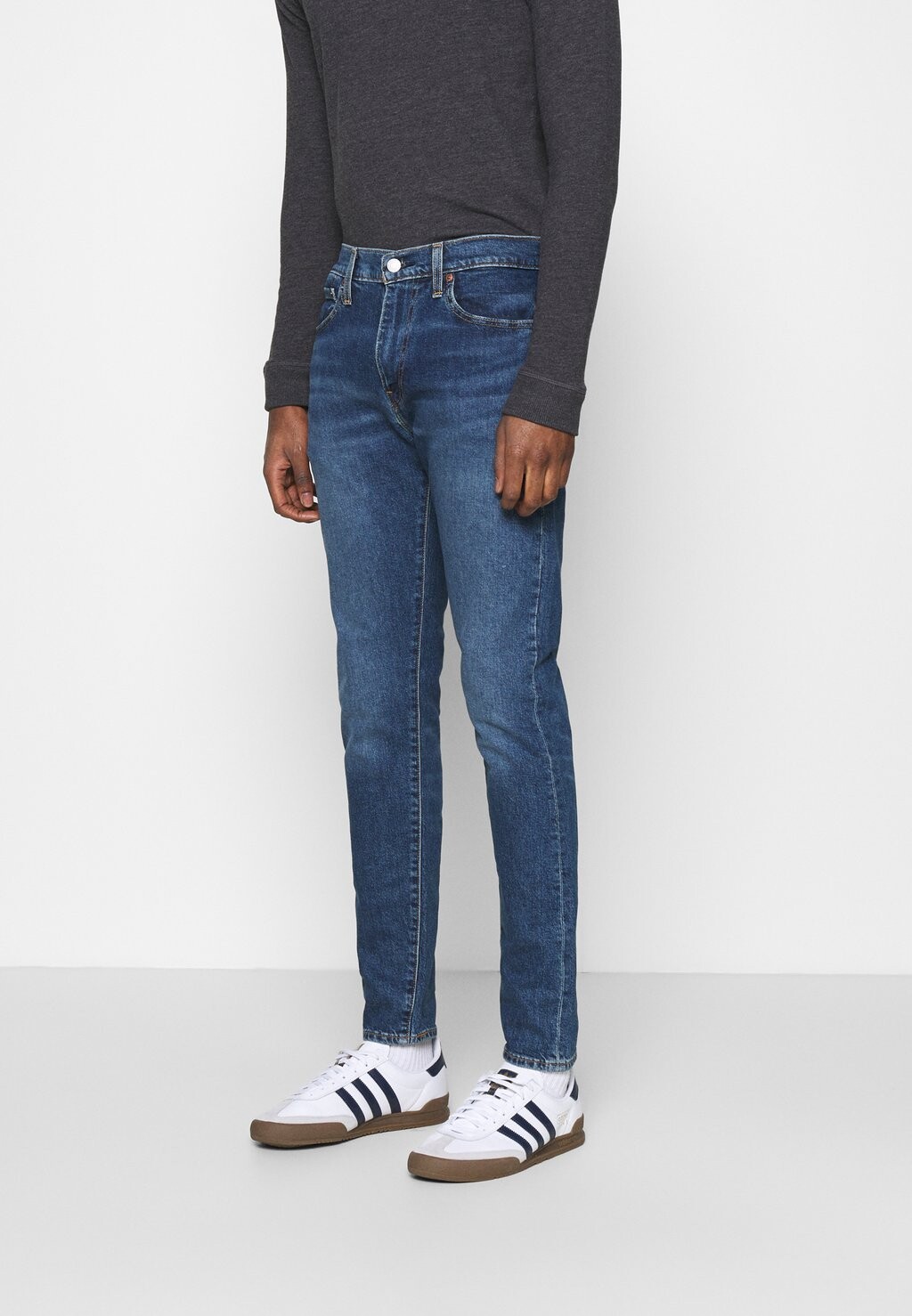 

Джинсы облегающего кроя Levi's