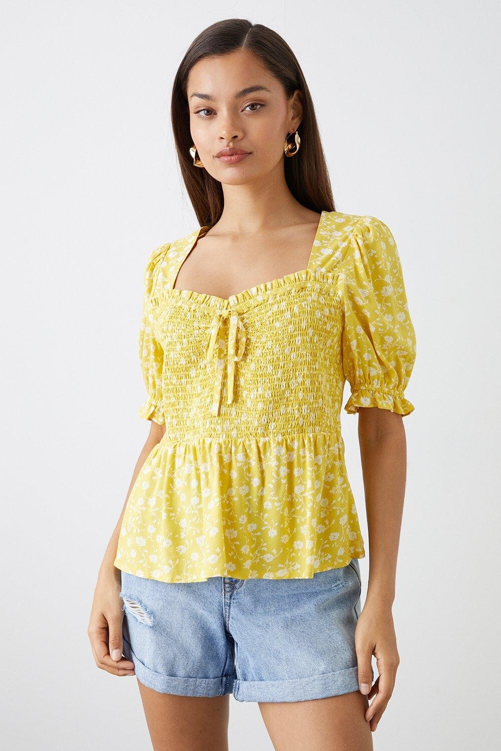 

Желтый топ Petite с принтом Ditsy и сборками в форме сердца Dorothy Perkins, желтый