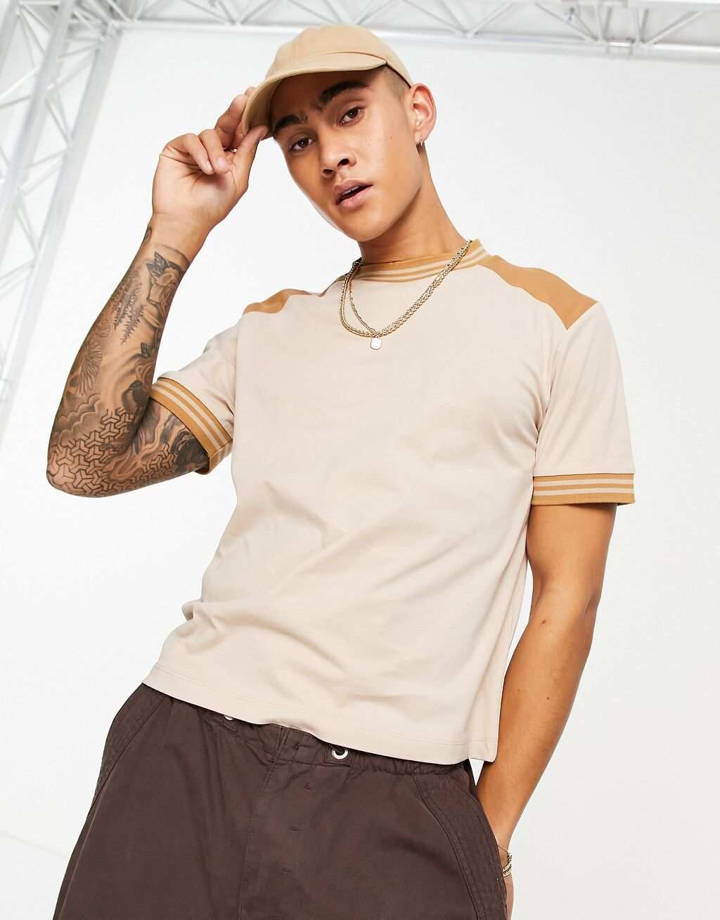 

Бежевая футболка с контрастными вставками ASOS DESIGN