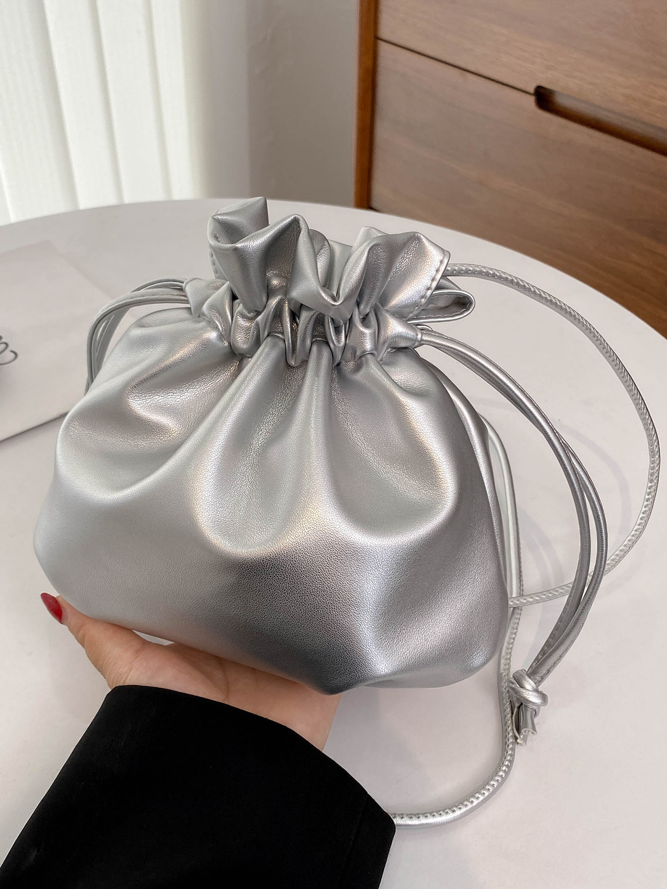 Легкая деловая повседневная модная минималистичная сумка-мешок с металлическим шнурком для девочек-подростков, серебро