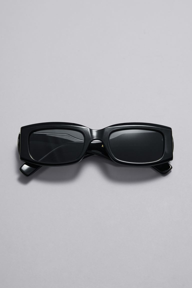 овальные солнцезащитные очки и другие истории h Солнцезащитные очки в прямоугольной оправе и другие истории H&M, черный