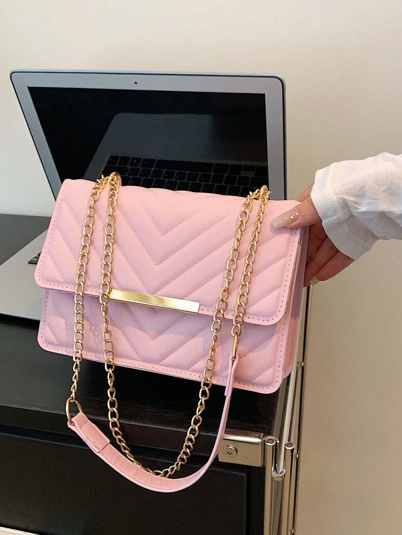 Квадратная сумка с шевронным узором оранжевого цвета с металлическим декором и клапаном, розовый роскошная дизайнерская сумка мешок с ремешком сумка через плечо женская сумка через плечо новинка 2023 модная сумка мессенджер из мягкой к