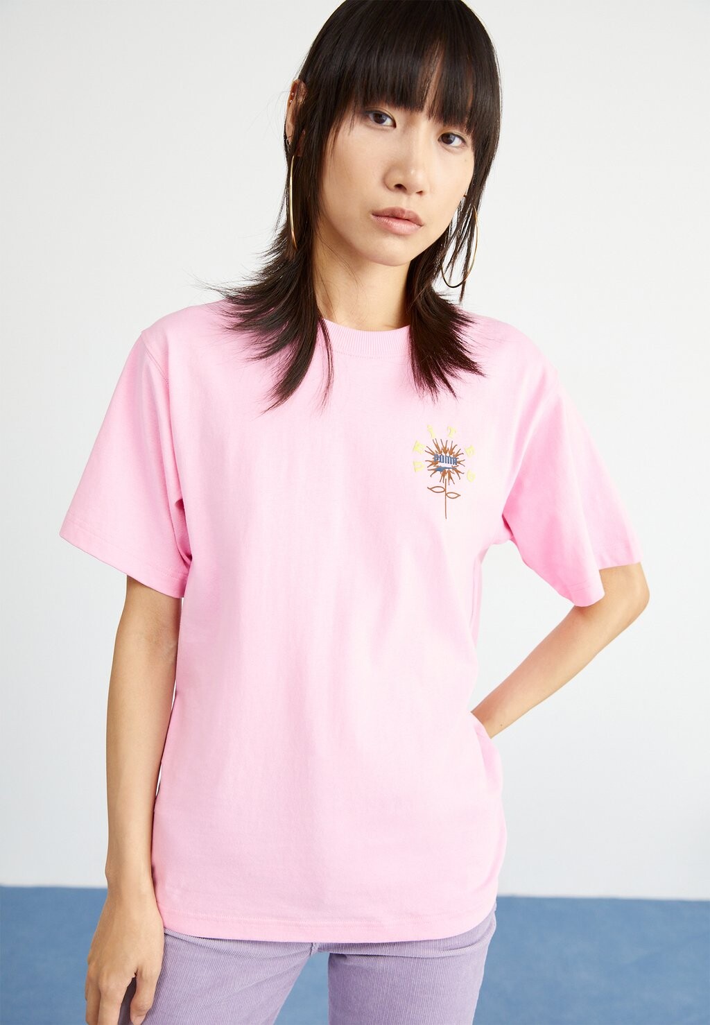 

Футболка с принтом DOWNTOWN RELAXED GRAPHIC TEE Puma, цвет pink lilac