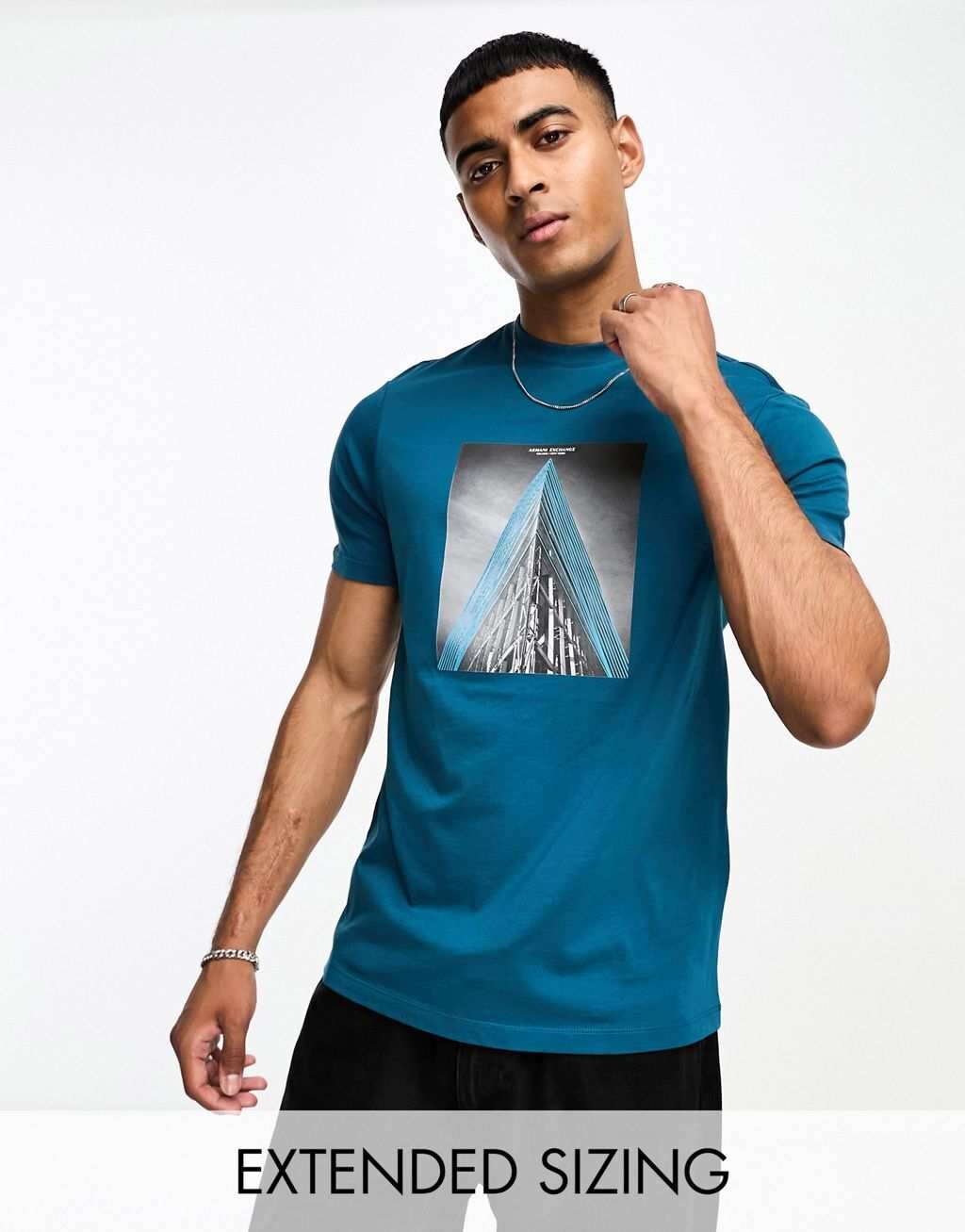 

Синяя футболка с графическим изображением Armani Exchange