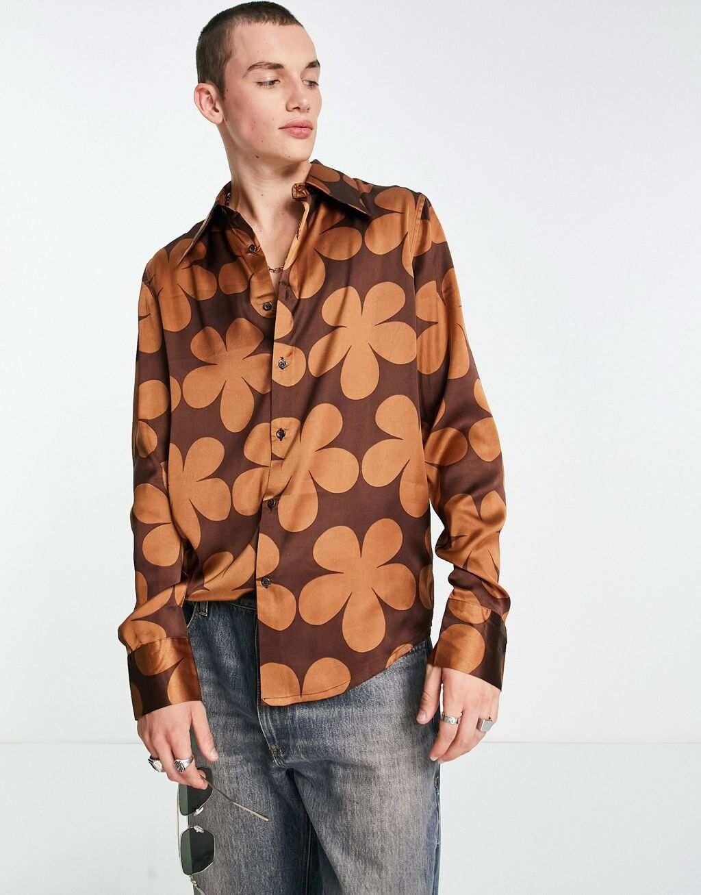

Коричневая атласная рубашка с крупным цветочным принтом в стиле 70-х ASOS DESIGN