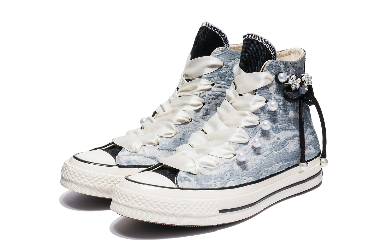 

1970-е годы. Женские кеды с высоким берцем, белые. Converse