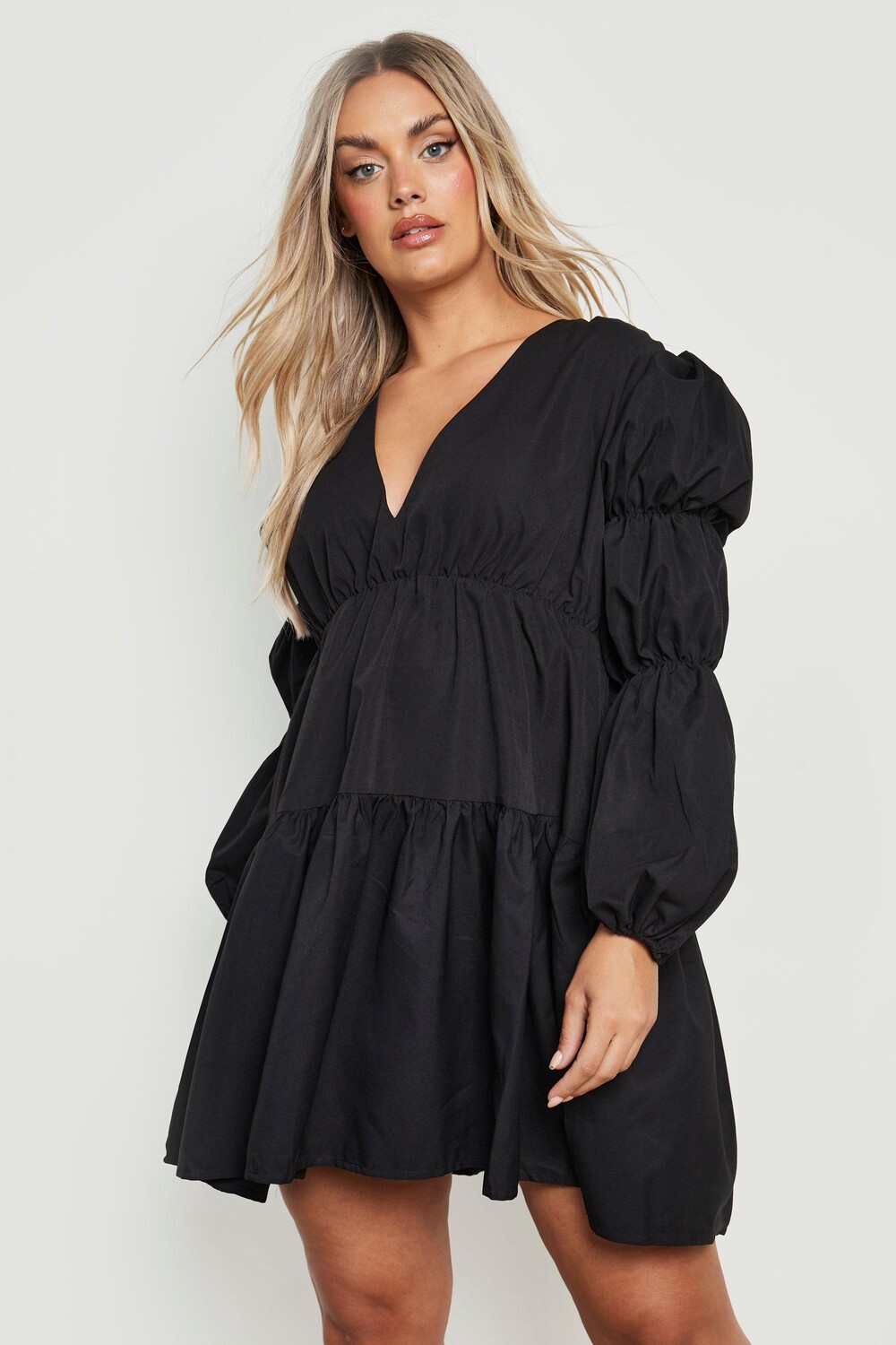

Платье плюс с тканым ярусом и v-образным вырезом Boohoo, черный