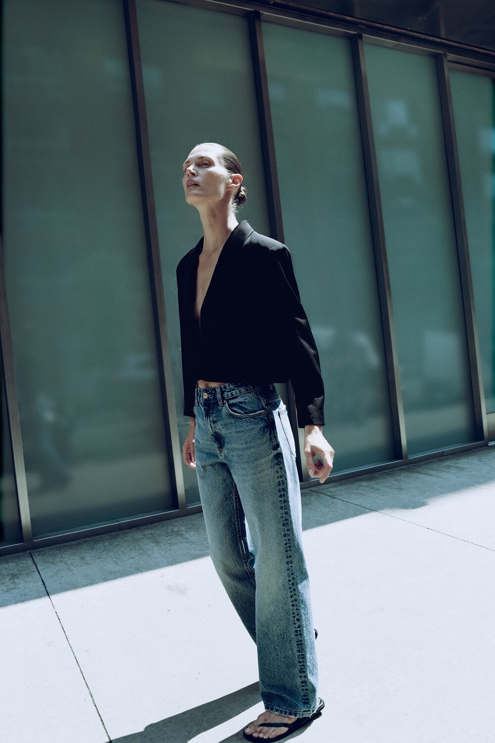 

Короткий пиджак с атласным отложенным воротником Zara, черный