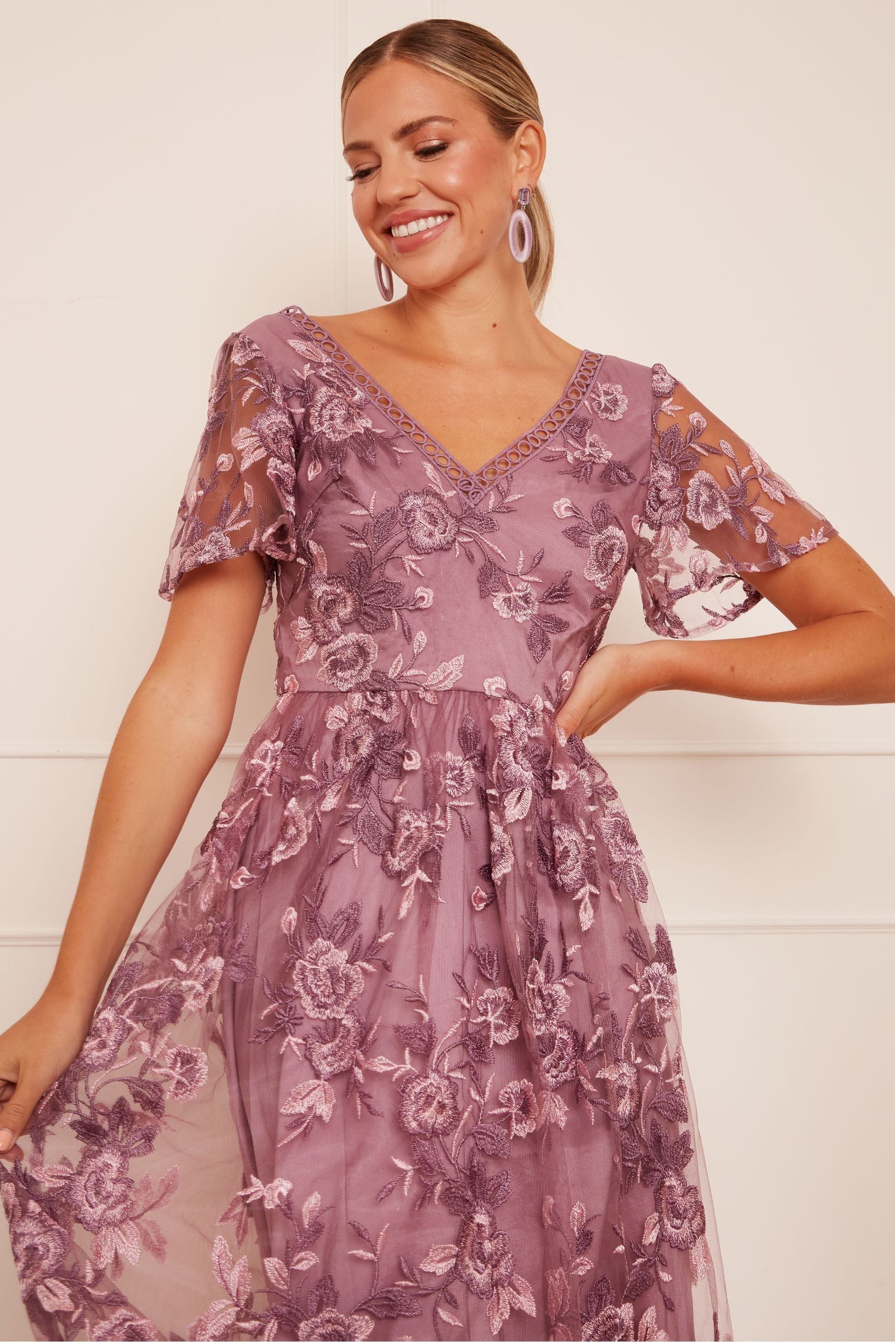 Платье миди с вышивкой и V-образным вырезом Chi Chi London, фиолетовый