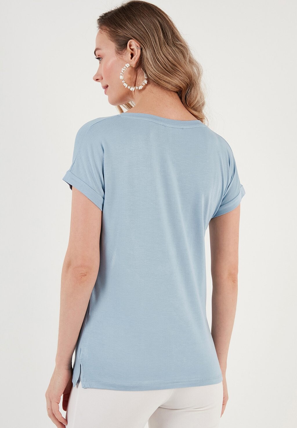 

Базовая футболка нежно-голубого цвета V Neck LELA, светло-синий