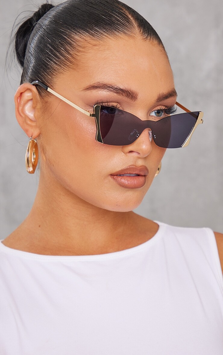 

PrettyLittleThing Черные безрамочные золотистые солнцезащитные очки «кошачий глаз»
