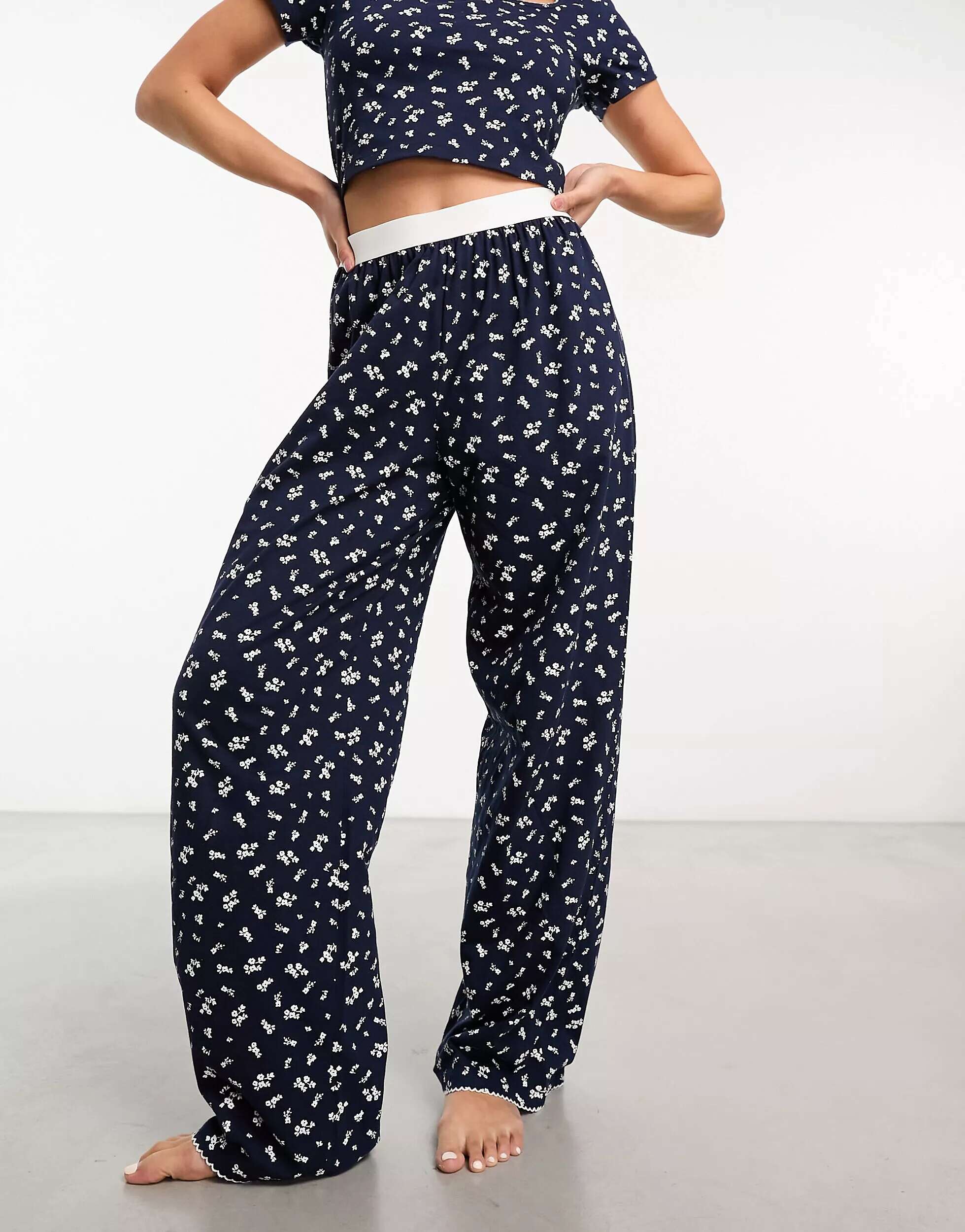 Темно-синие пижамные брюки с принтом в стиле «смешай и сочетай» с открытым поясом и отделкой пико ASOS