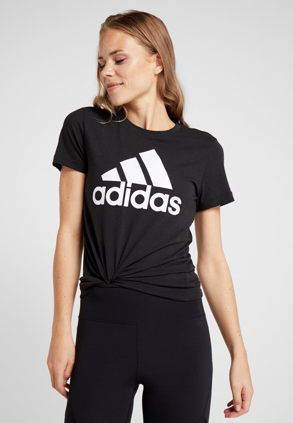 

Спортивная футболка adidas, черный