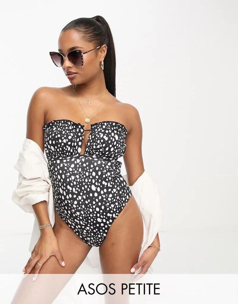 

Черно-белый купальник без бретелек в горошек с оборками ASOS DESIGN Petite