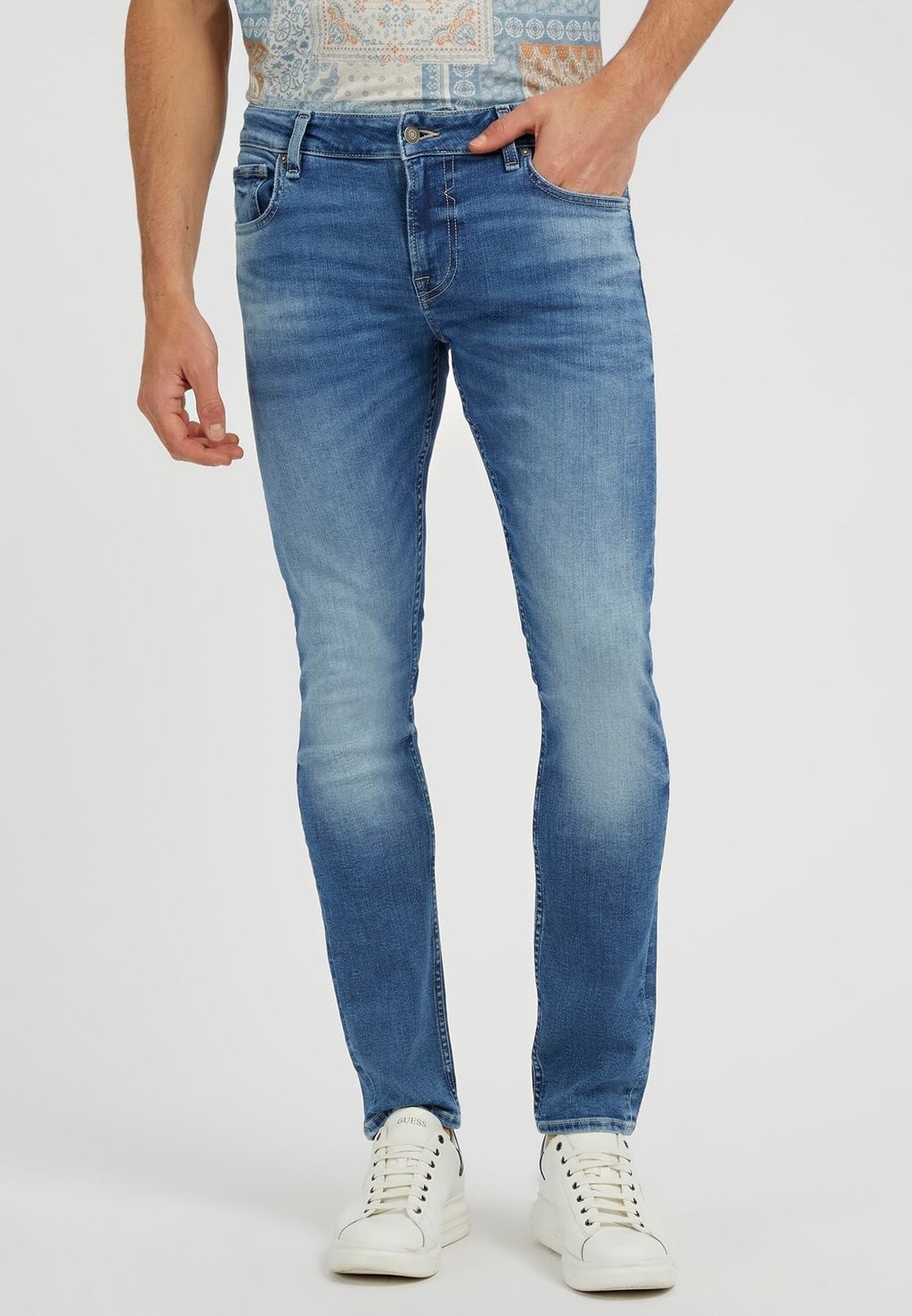 

Джинсы облегающего кроя Guess
