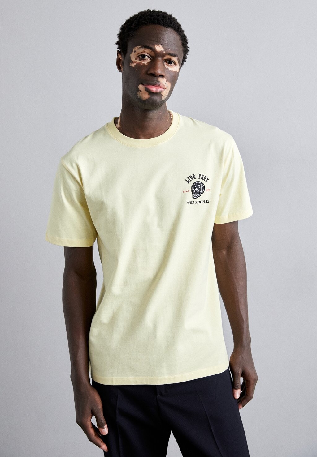 

Футболка с принтом The Kooples, цвет light yellow