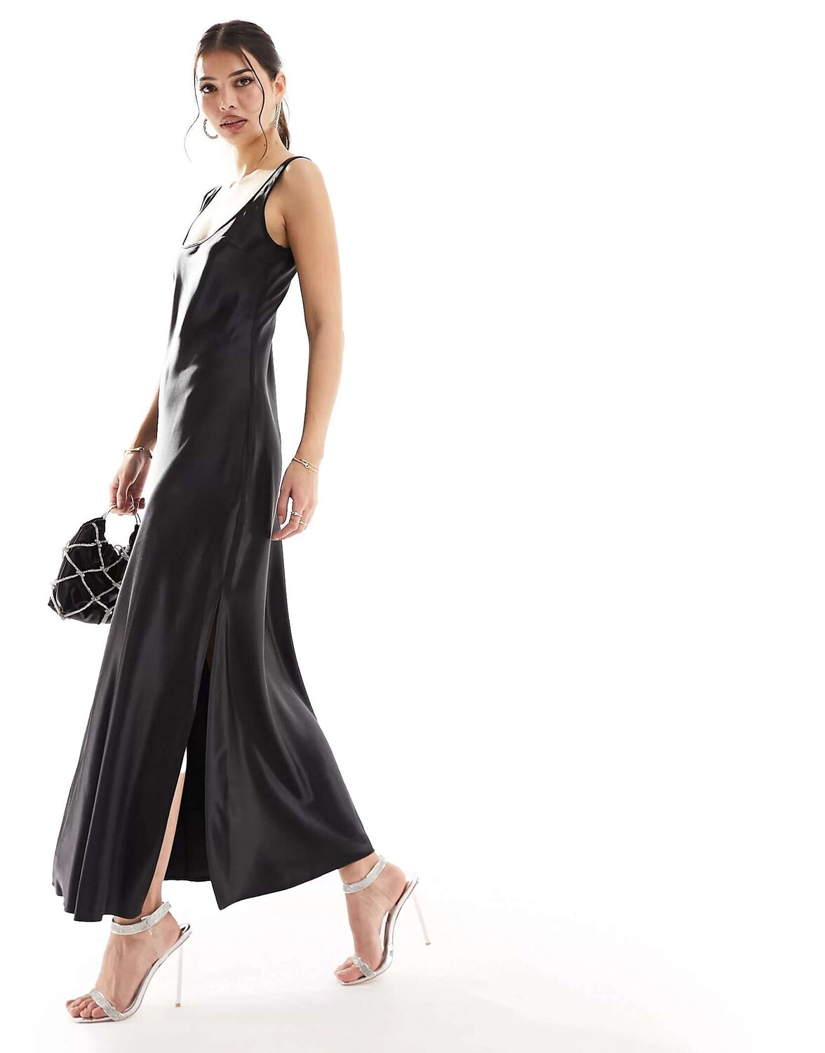 

Черное атласное платье макси с овальным вырезом и косой линией Miss Selfridge
