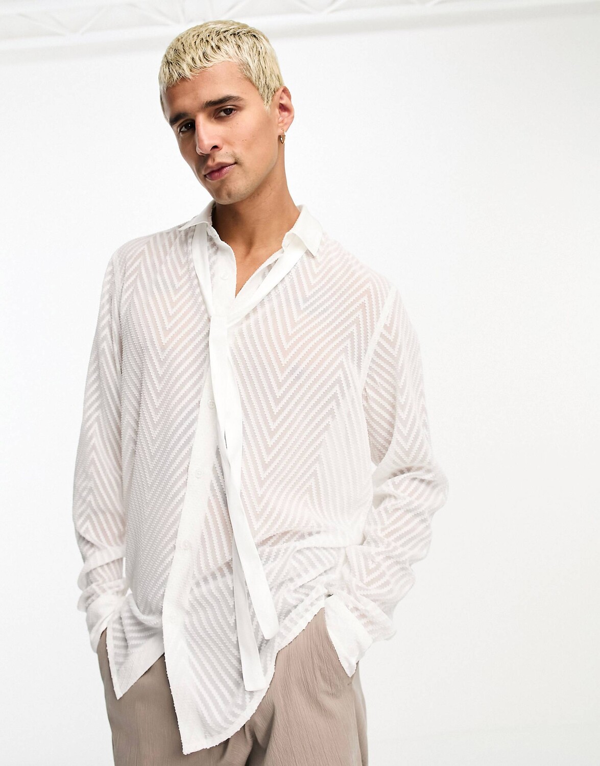 

Белая фактурная рубашка с галстуком ASOS DESIGN