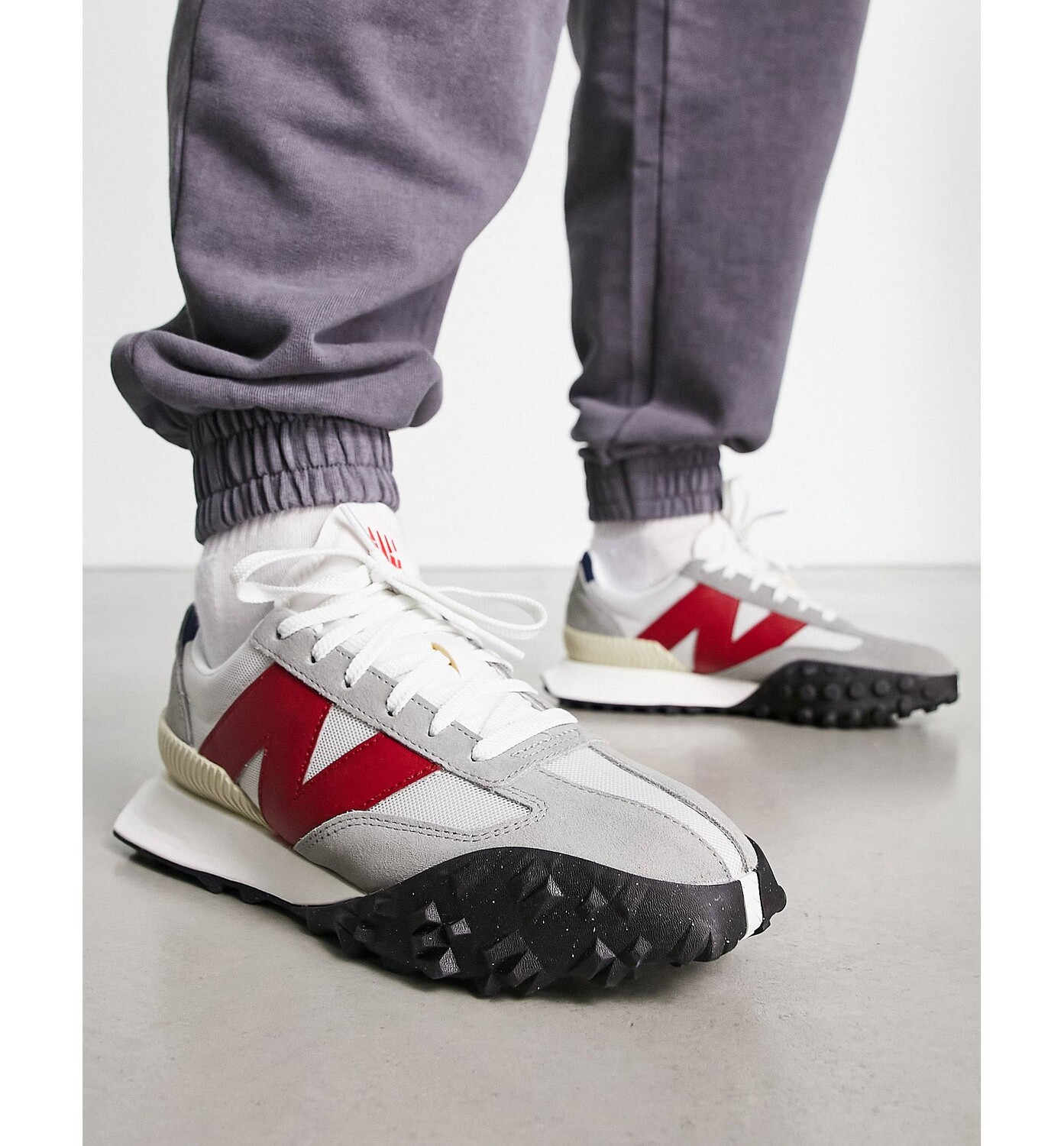 

Кроссовки New Balance XC72 серого и красного цветов