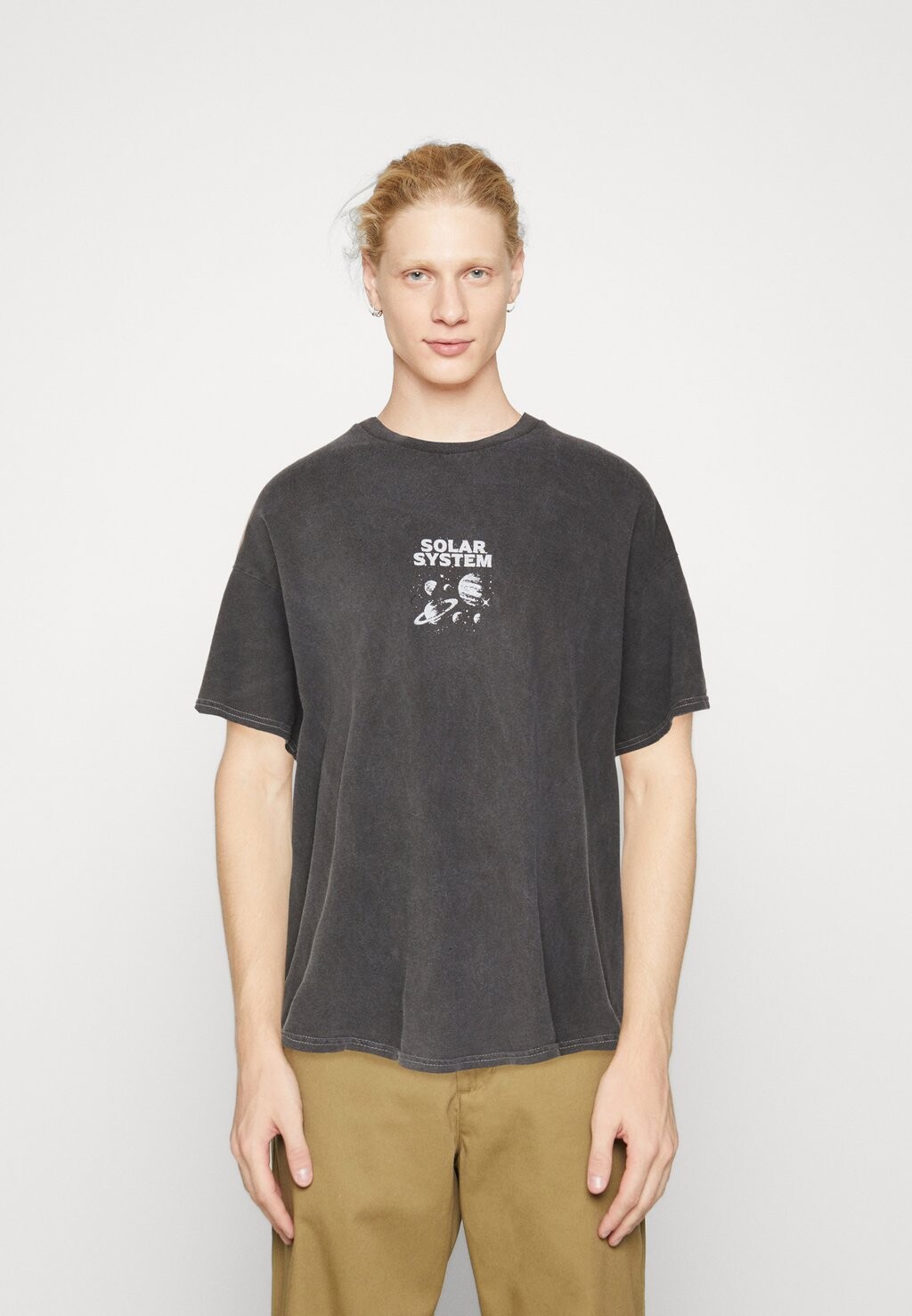 

Футболка с принтом SOLAR SYSTEM TEE UNISEX BDG Urban Outfitters, уголь