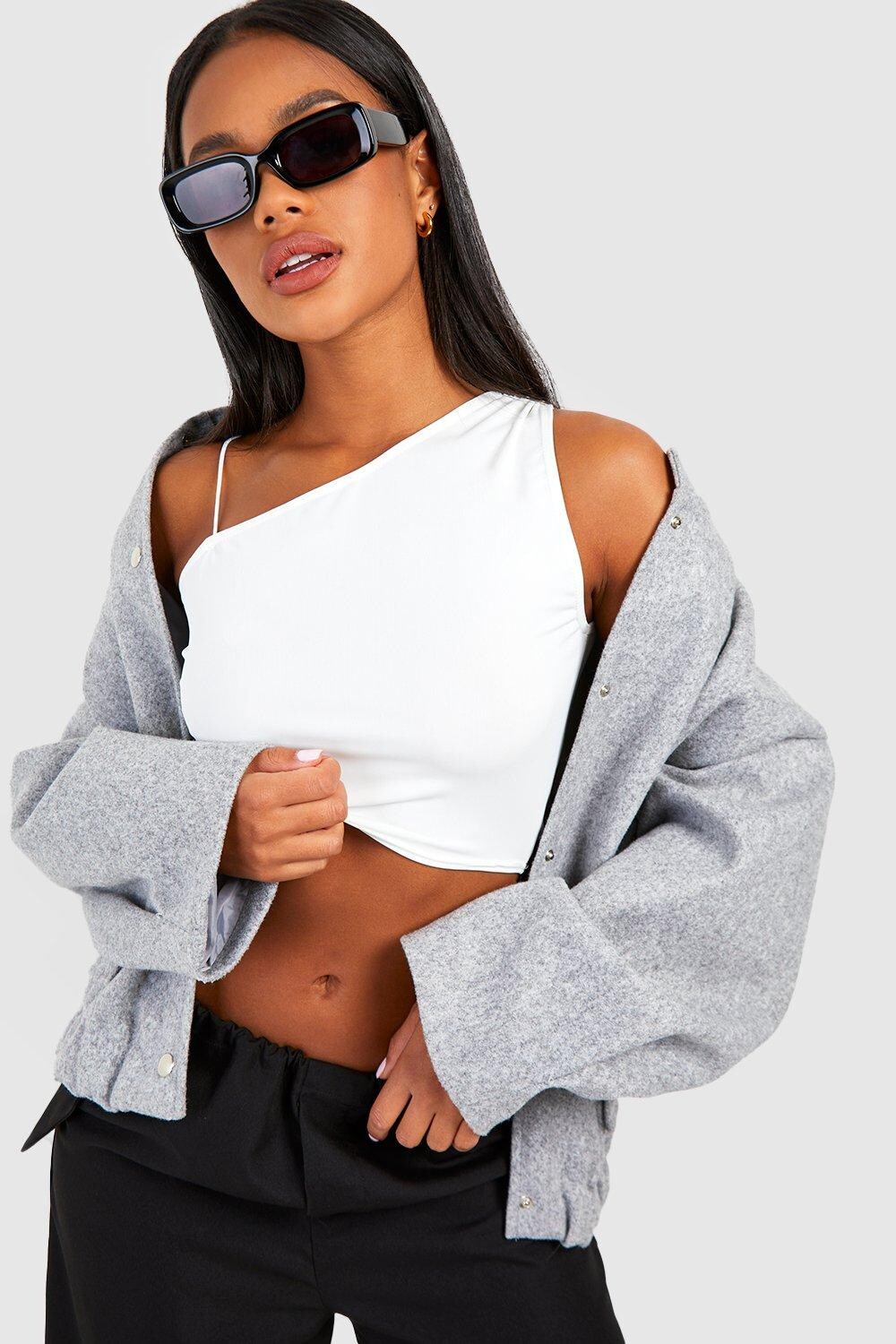 

Укороченный топ премиум матовый объединенный на одно плечо Boohoo, белый