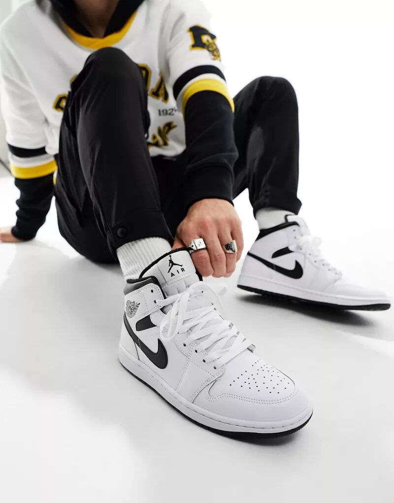 Белые кроссовки средней высоты Air Jordan 1